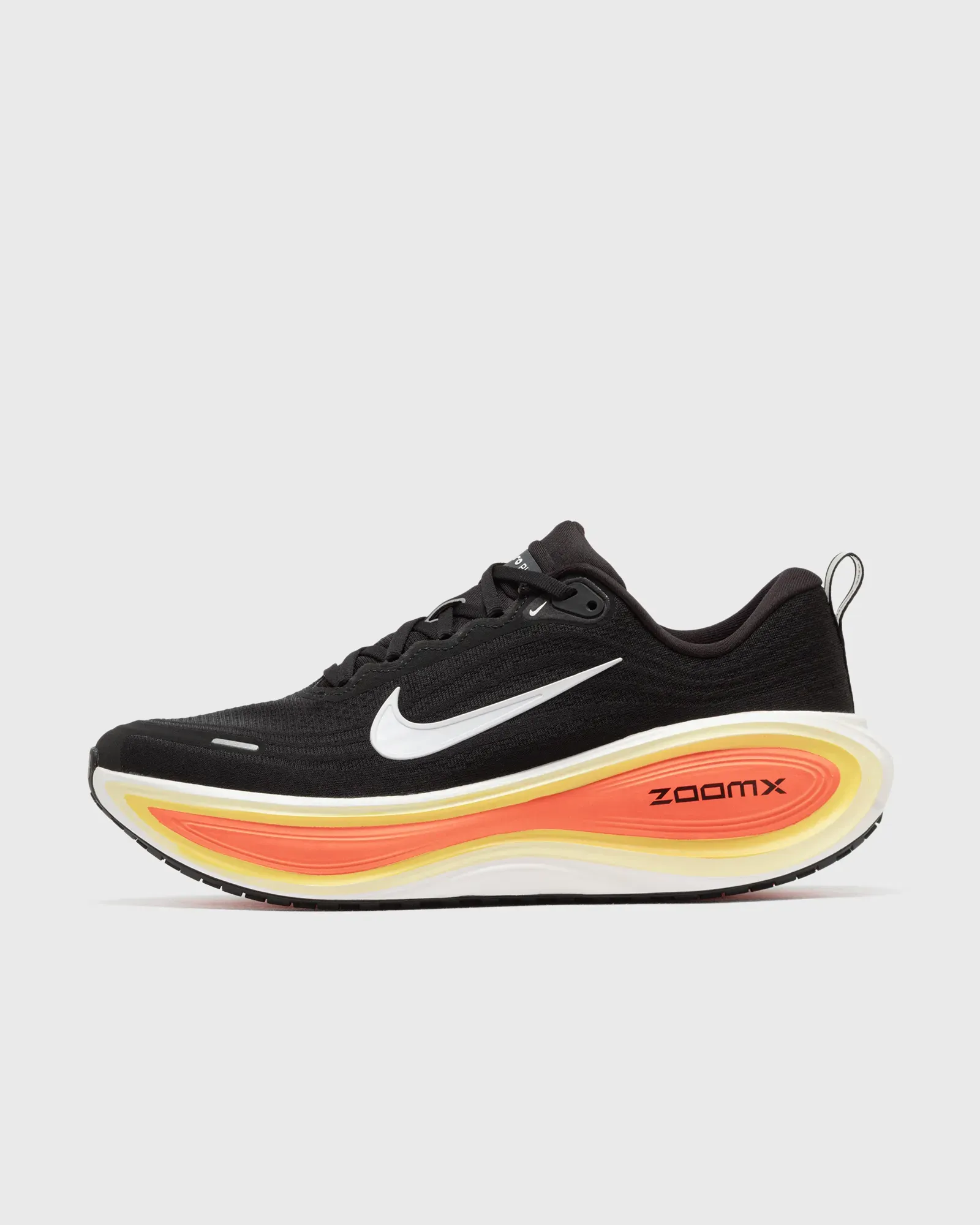 F57454_Nike-Vomer-Plus_BLACK-BRIGHT-CRIMSON_HV8150-009_img0