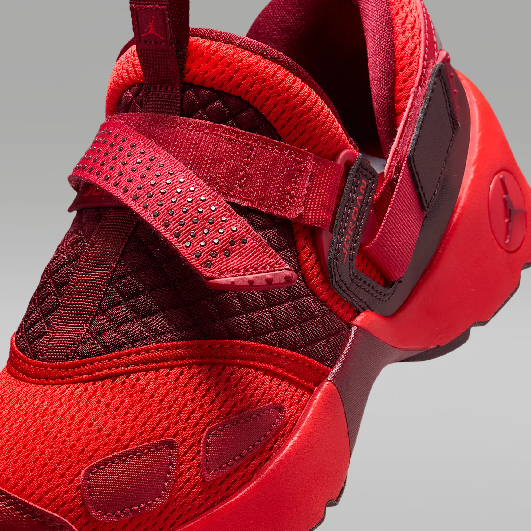 C50119_Jordan-Trunner-LX-WMNS_CHILE-RED_HQ2164-601_img6