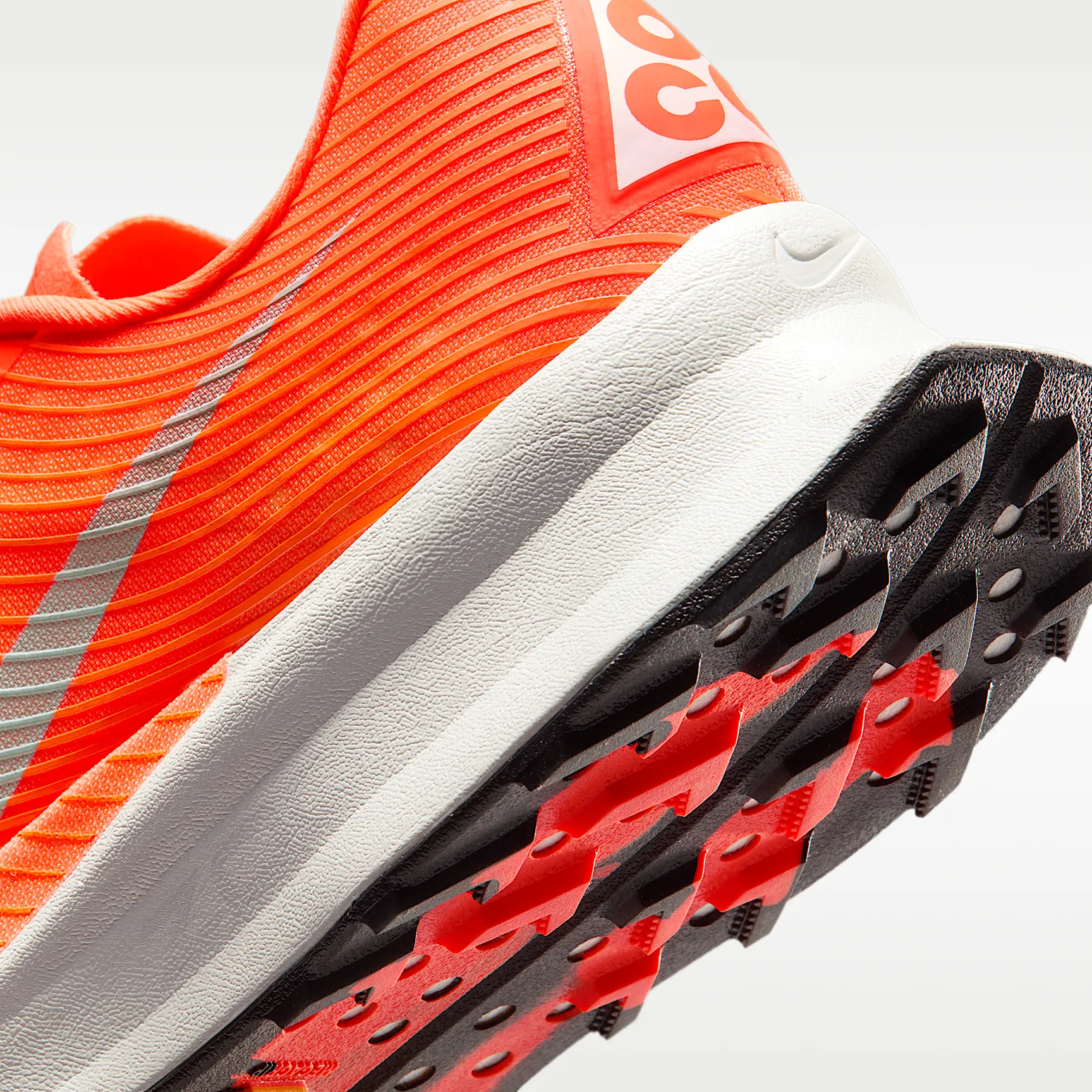 E82416_Nike-ACG-Ultrafly-Trail_HYPER-CRIMSON_HF5668-801_img7