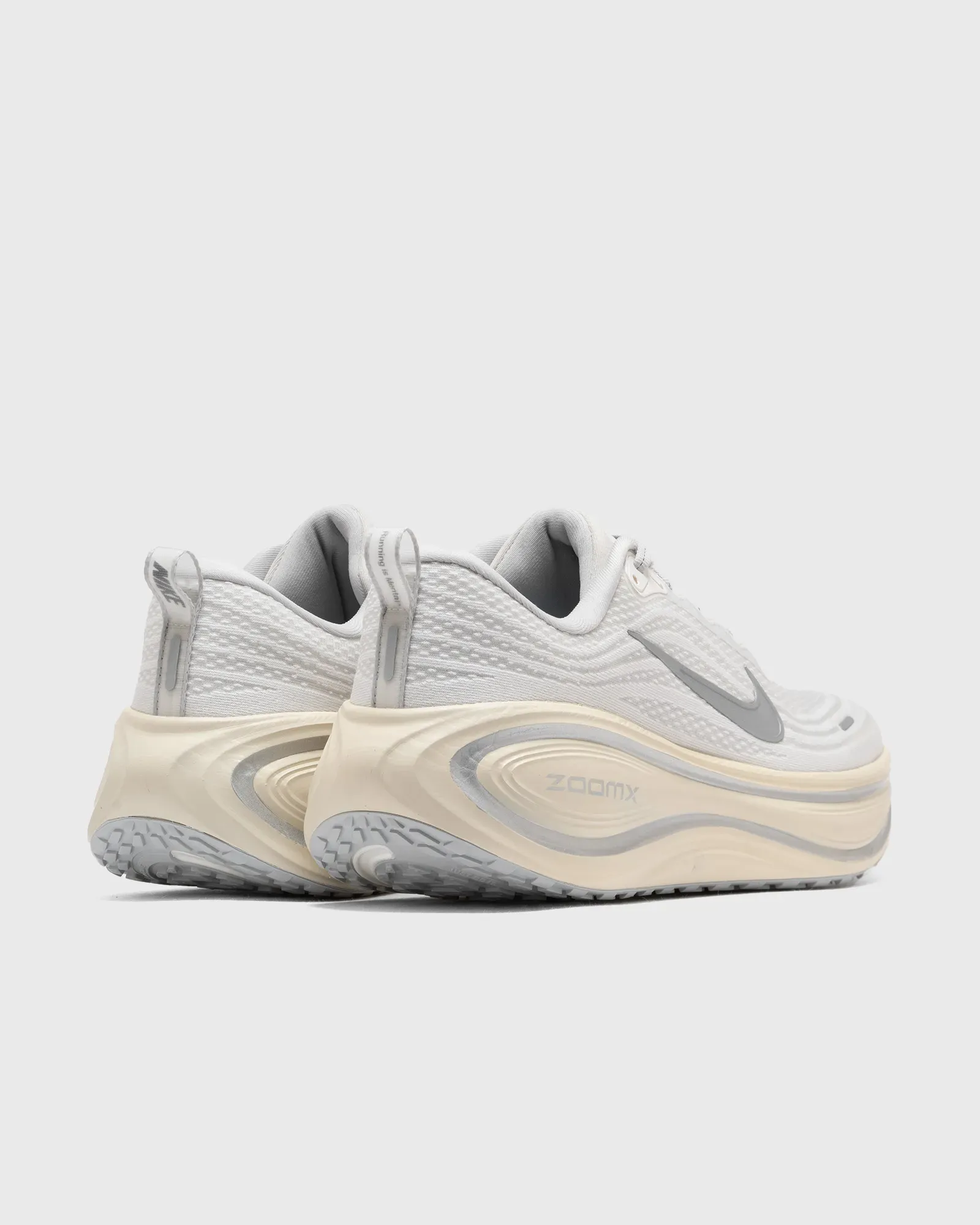 A7A6A7_Nike-Vomero-Plus_RUNNING-IS-MENTAL_IQ0308-094_img3