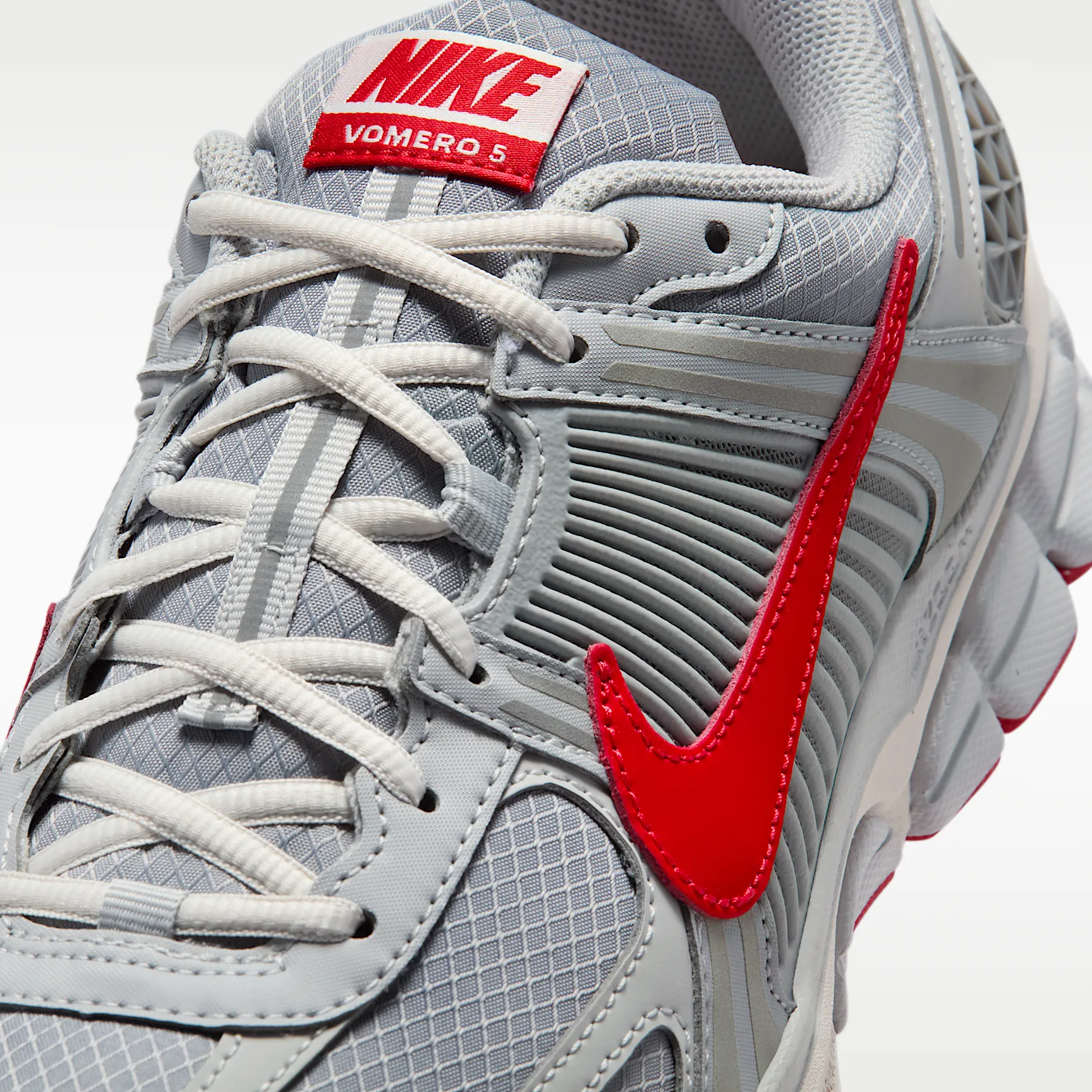 9A9B9D_Nike-Zoom-Vomero-5-SE_GREY-FOG-RED_IQ6589-001_img6