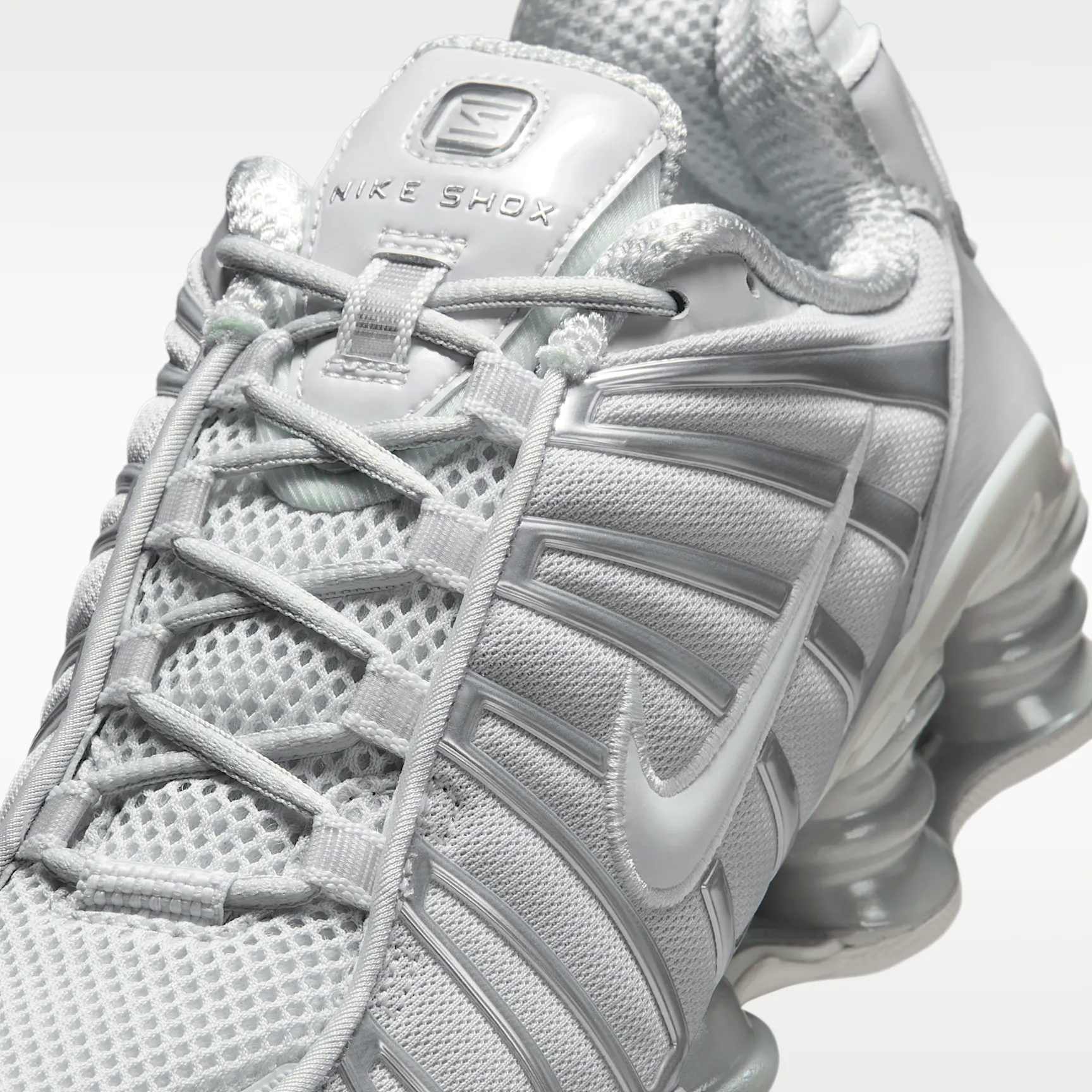 919392_Nike-Shox-TL-WMNS_PHOTON-DUST-METALLIC-SILVER_IB1087-002_img6