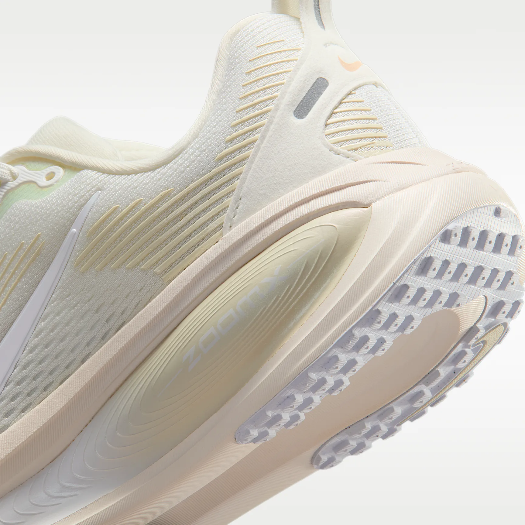 DAD0C5_Nike-Vomero-18-WMNS_SUMMIT-WHITE-CHALK_IO9915-100_img7