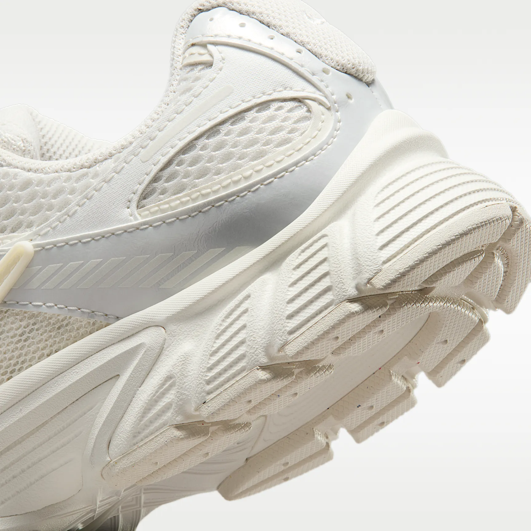 D2CDC5_Nike-V5-RNR-WMNS_PHANTOM-SAIL_IQ0276-030_img7