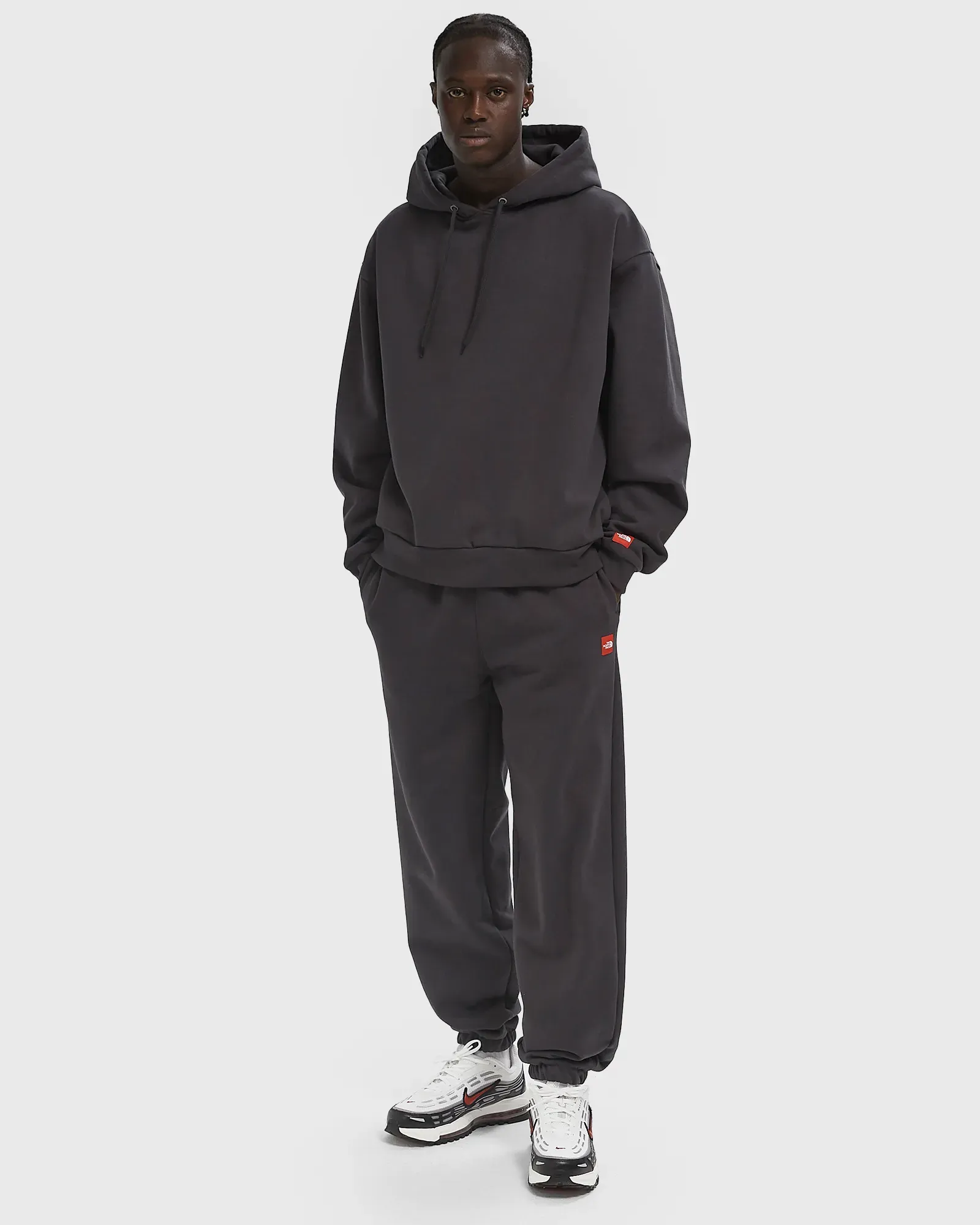 000000_The-North-Face-Red-Box-Sweatpants_OBSIDIAN_NF0A8EFZ0SA1_img1
