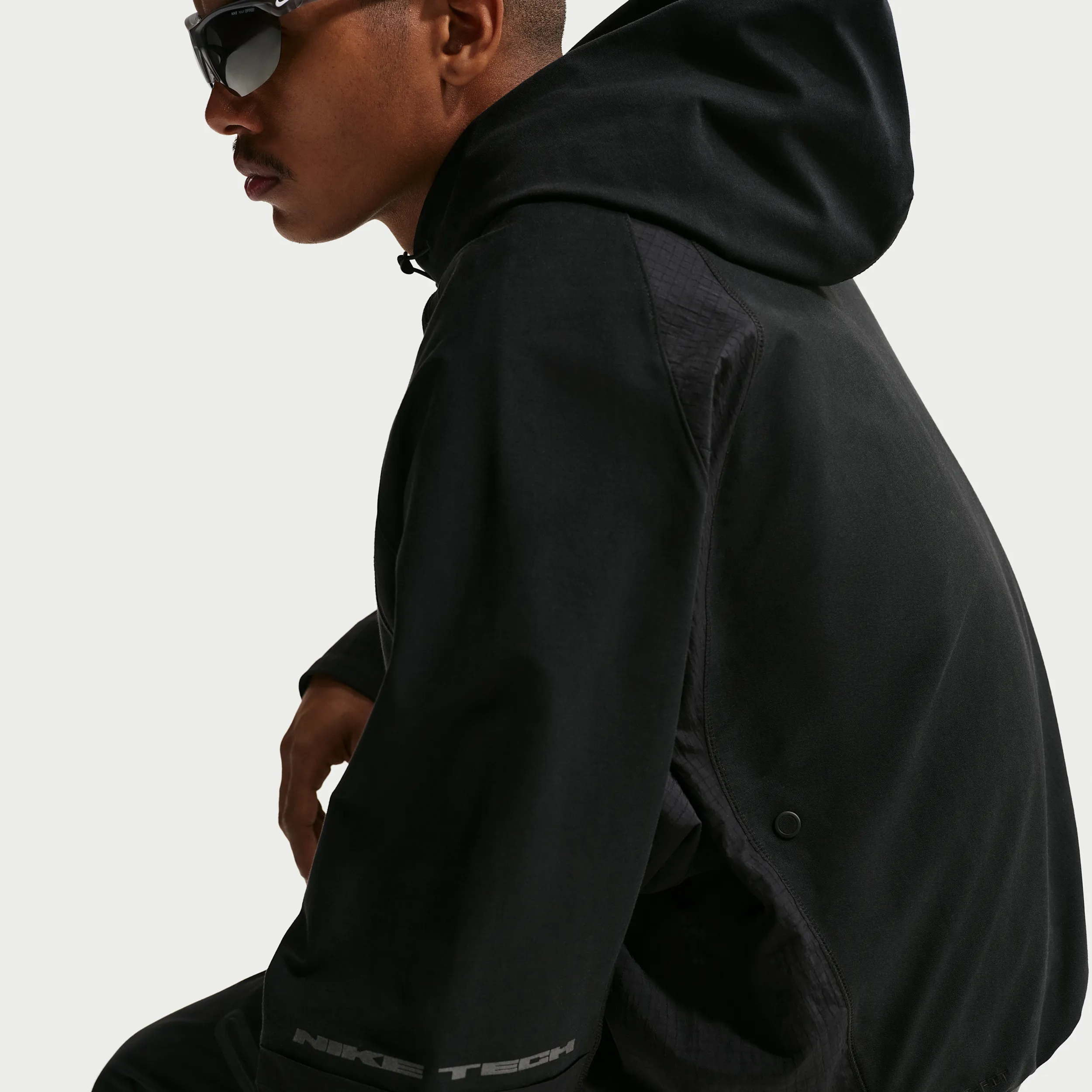 1F1F1F_Nike-Tech-Dri-FIT-Utility-Hoodie_BLACK_IF1341-010_img3