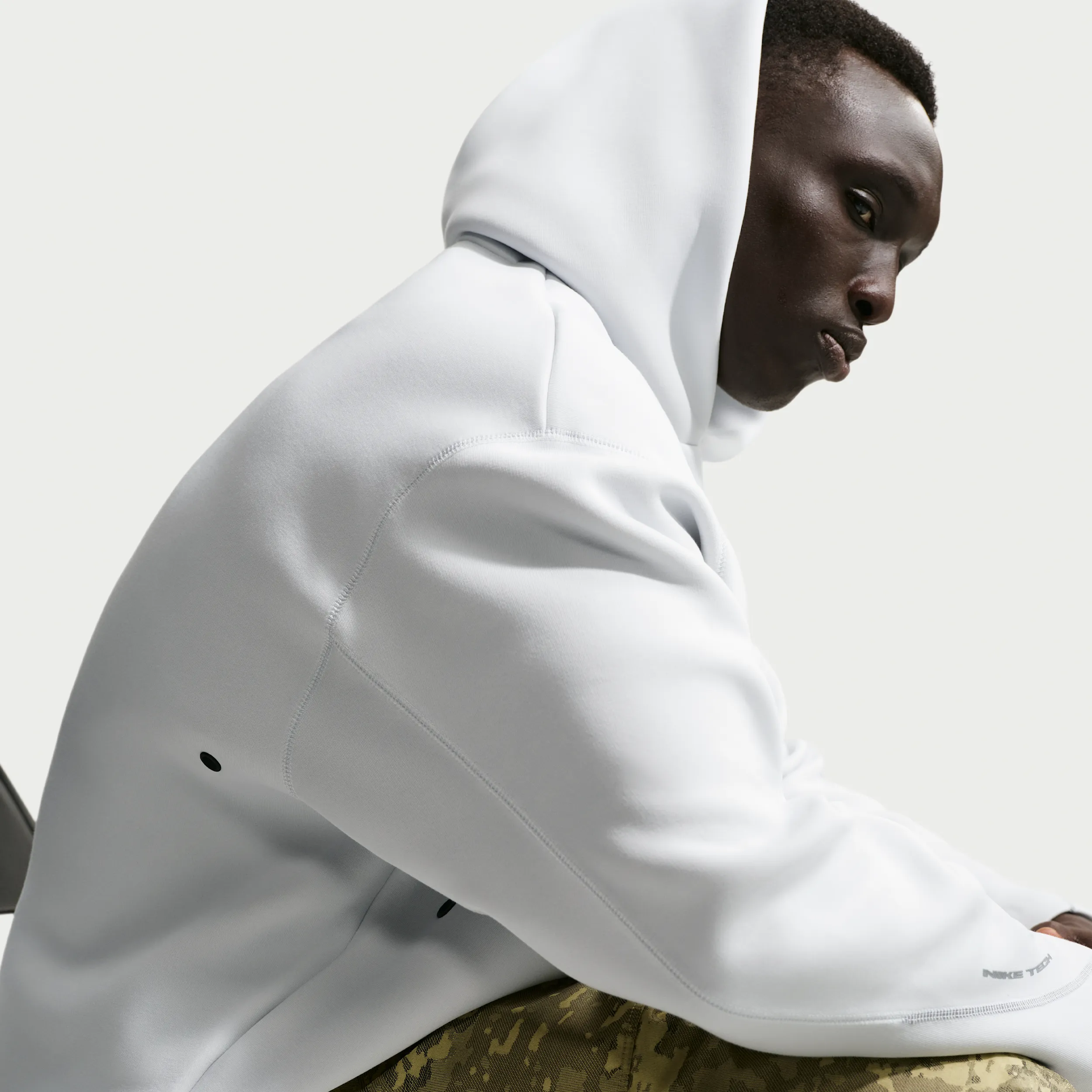 1F1F1F_Nike-Tech-Fleece-Pullover-Hoodie_OFF-WHITE_IO9941-101_img3