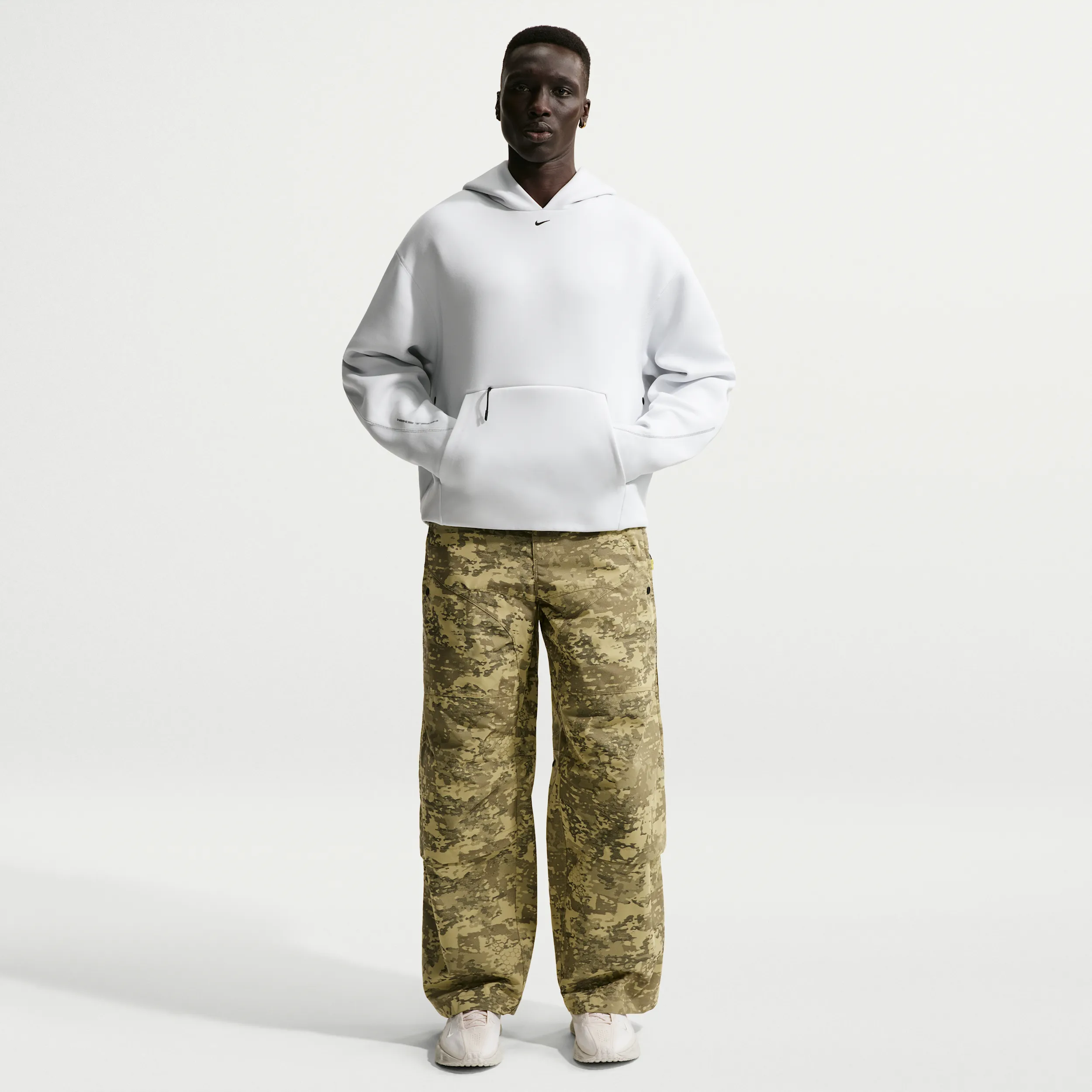 1F1F1F_Nike-Tech-Fleece-Pullover-Hoodie_OFF-WHITE_IO9941-101_img4