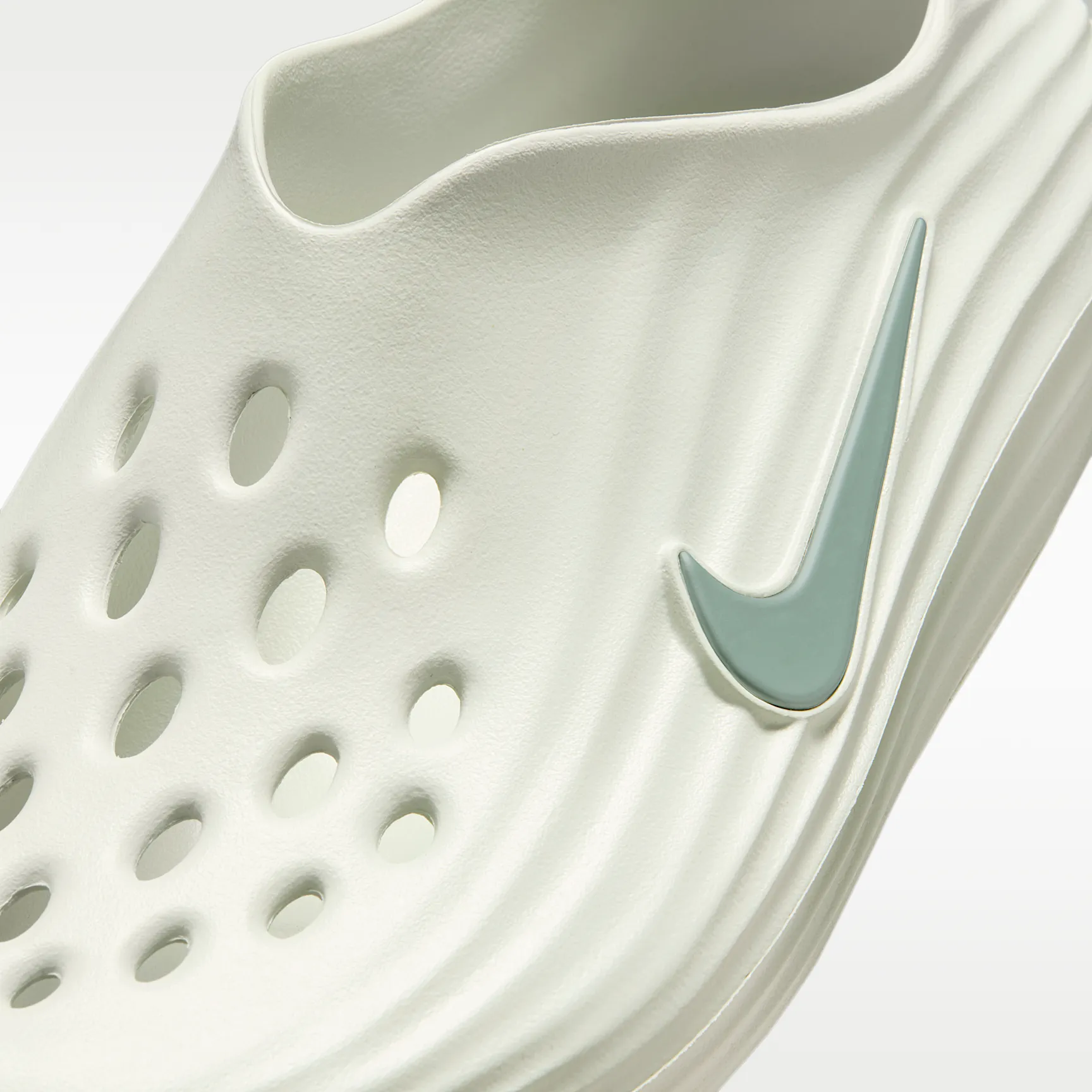 B1C4BA_Nike-ReactX-Rejuven8_SPRUCE-AURA-LIGHT-SILVER_HV5060-005_img6