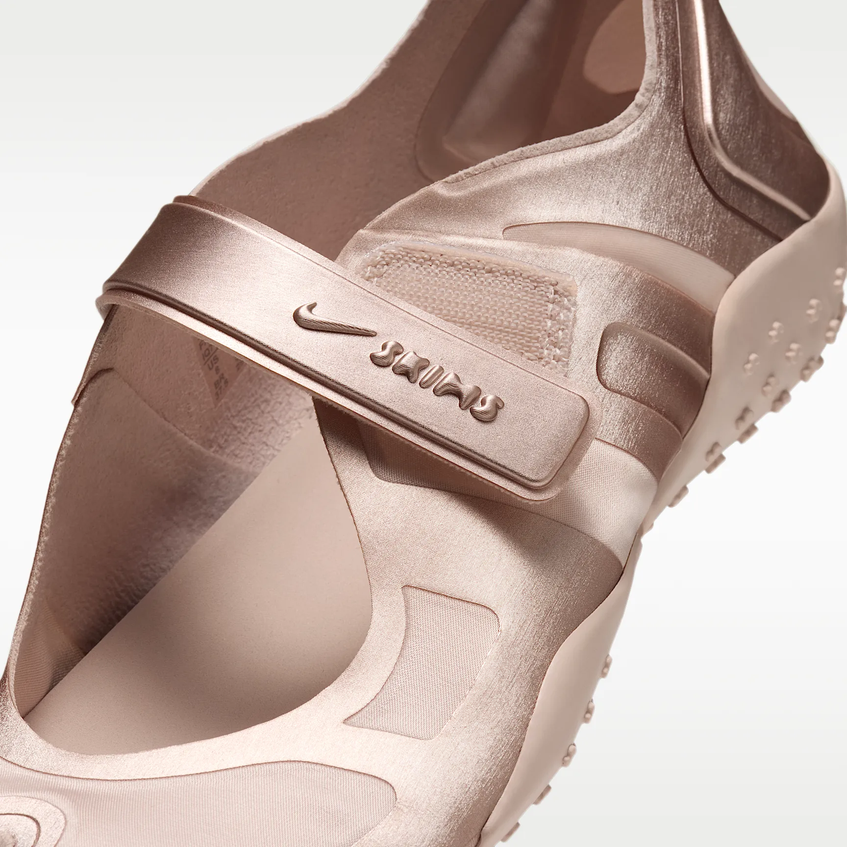 A48981_NikeSKIMS-Rift-Satin-WMNS_SILT-RED_IQ7158-600_img6