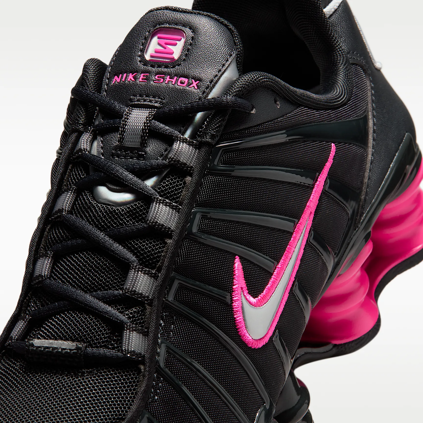 C31E5D_Nike-Shox-TL-WMNS_OFF-NOIR-HYPER-PINK_IQ0273-045_img6
