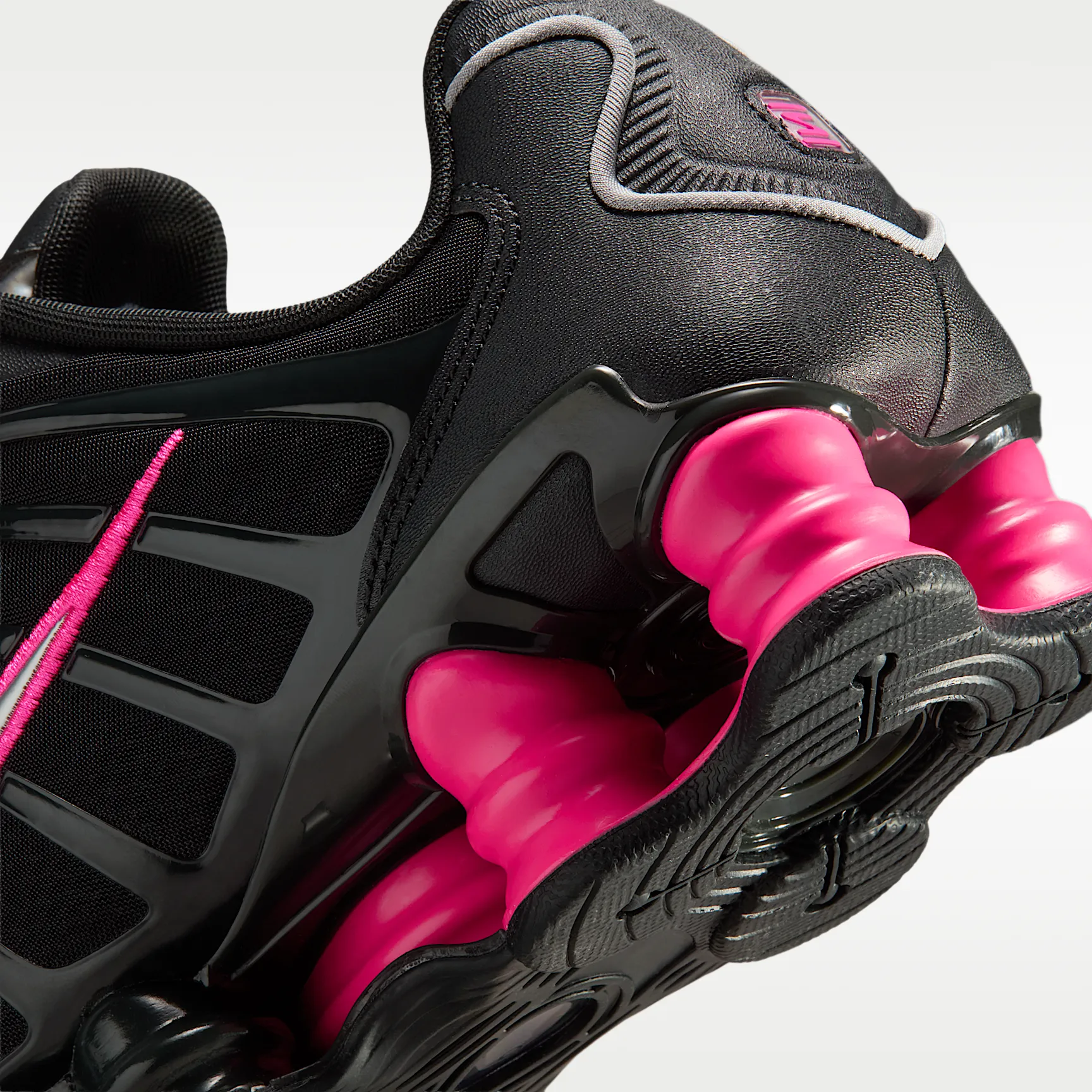 C31E5D_Nike-Shox-TL-WMNS_OFF-NOIR-HYPER-PINK_IQ0273-045_img7
