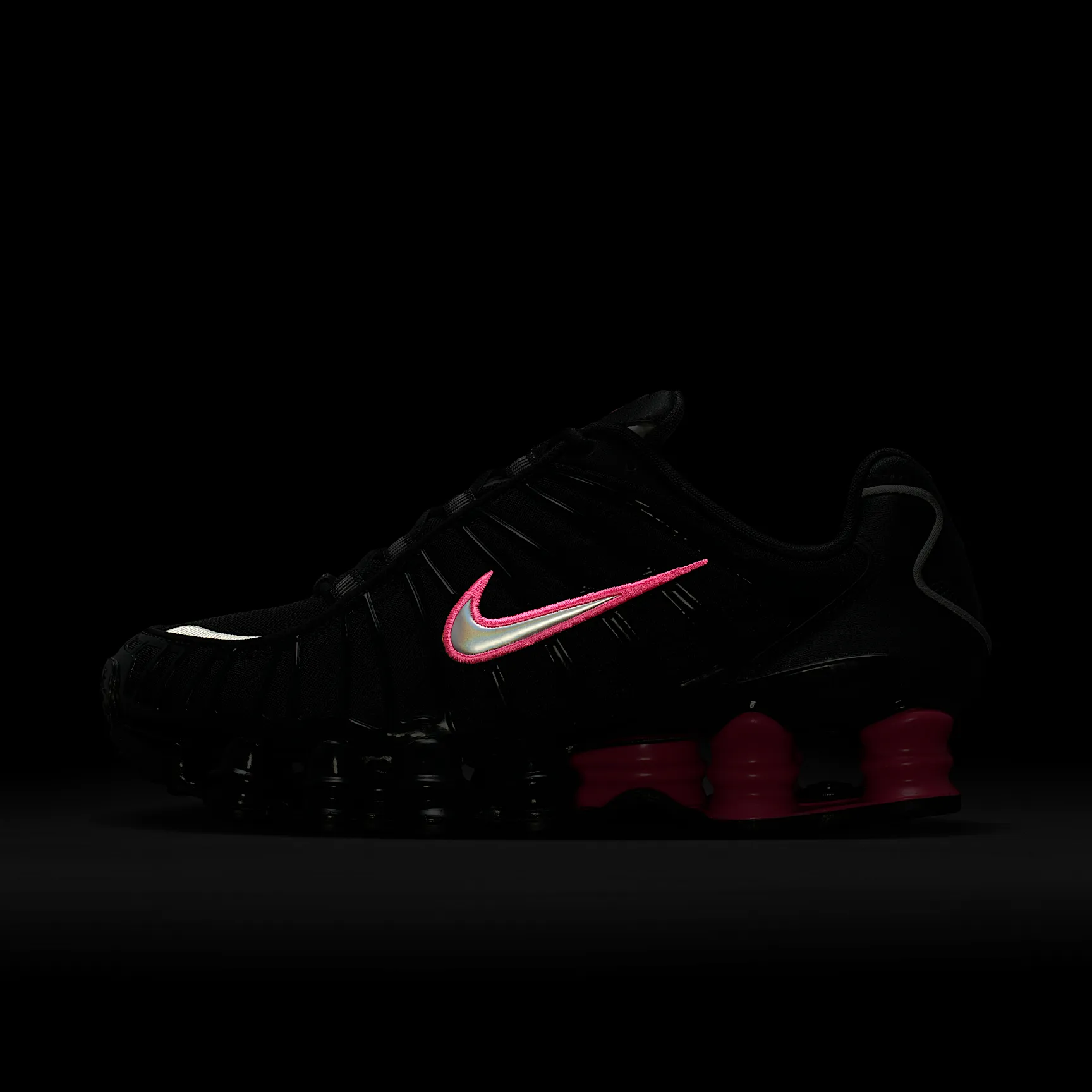 C31E5D_Nike-Shox-TL-WMNS_OFF-NOIR-HYPER-PINK_IQ0273-045_img8
