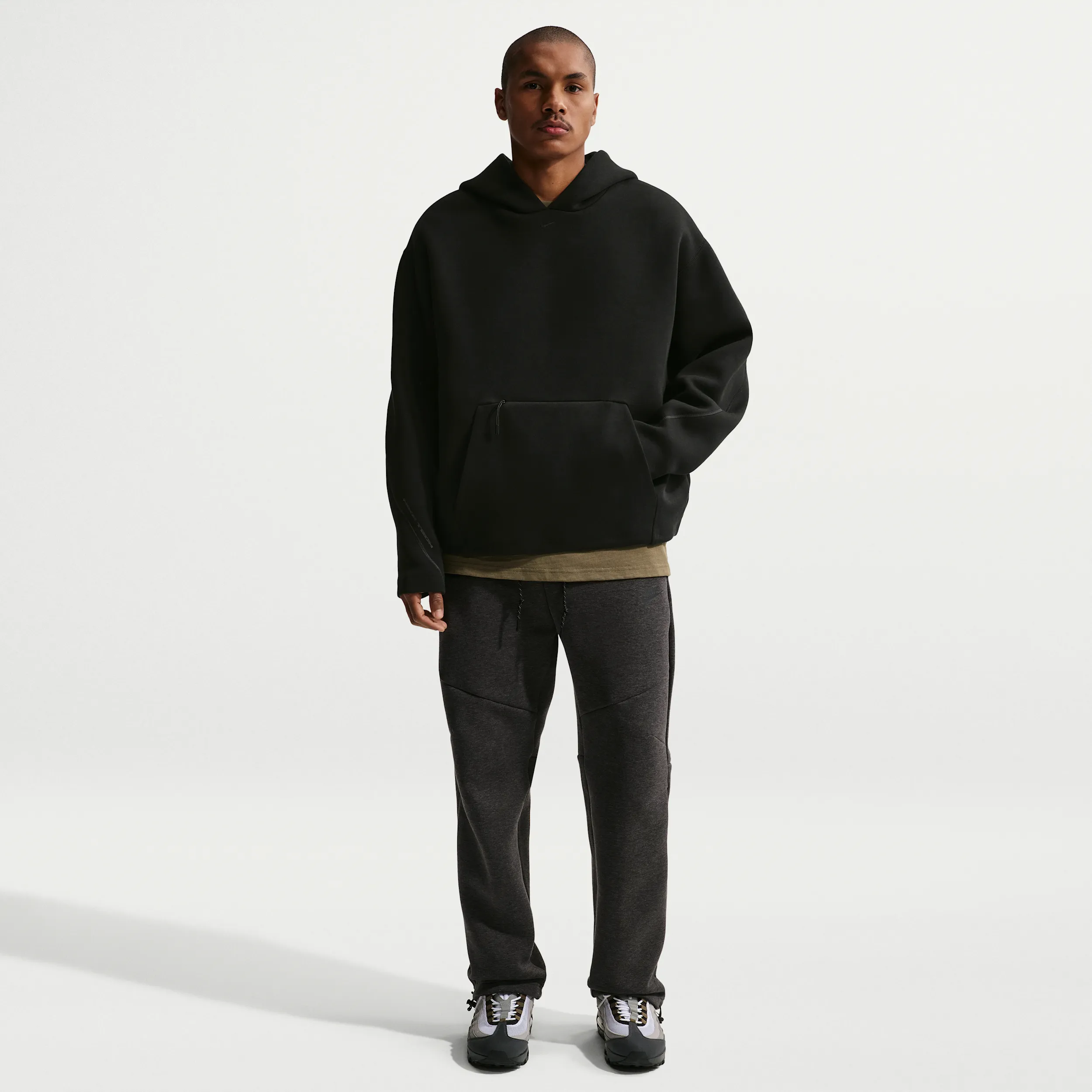 1F1F1F_Nike-Tech-Fleece-Pullover-Hoodie_BLACK_IO9941-010_img4