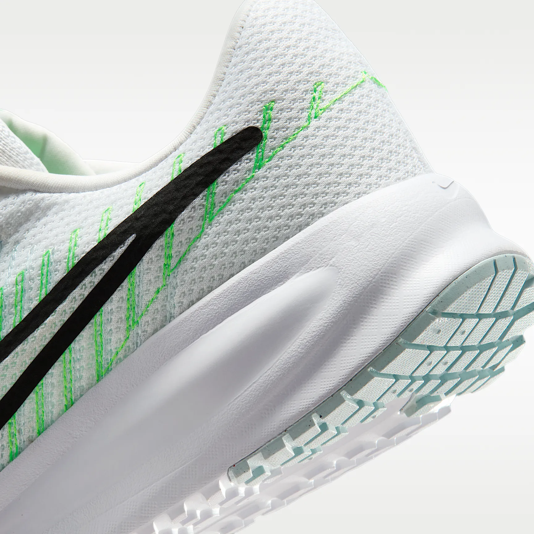 8AB39E_Nike-Run-Defy_WHITE-GREEN-STRIKE_HM9594-112_img7