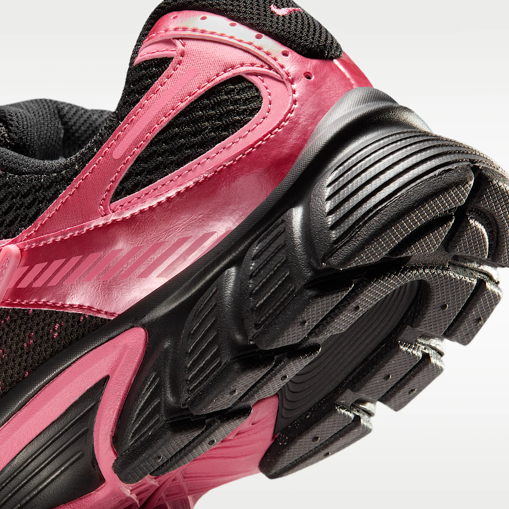 D28B9A_Nike-V5-RNR-WMNS_Black-Peony_HQ7901-004_img7
