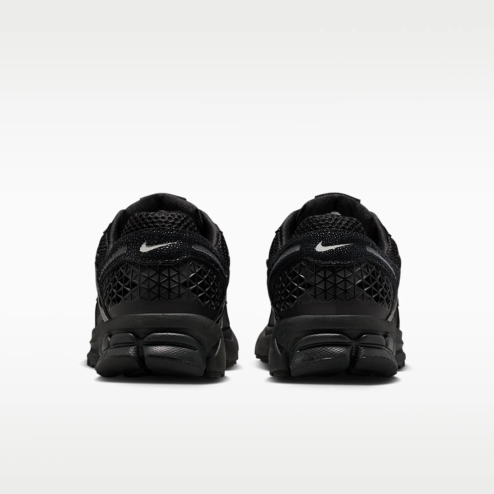 000000_Nike-Zoom-Vomero-5-WMNS_BLACK-METALLIC-SILVER_II6236-001_img5