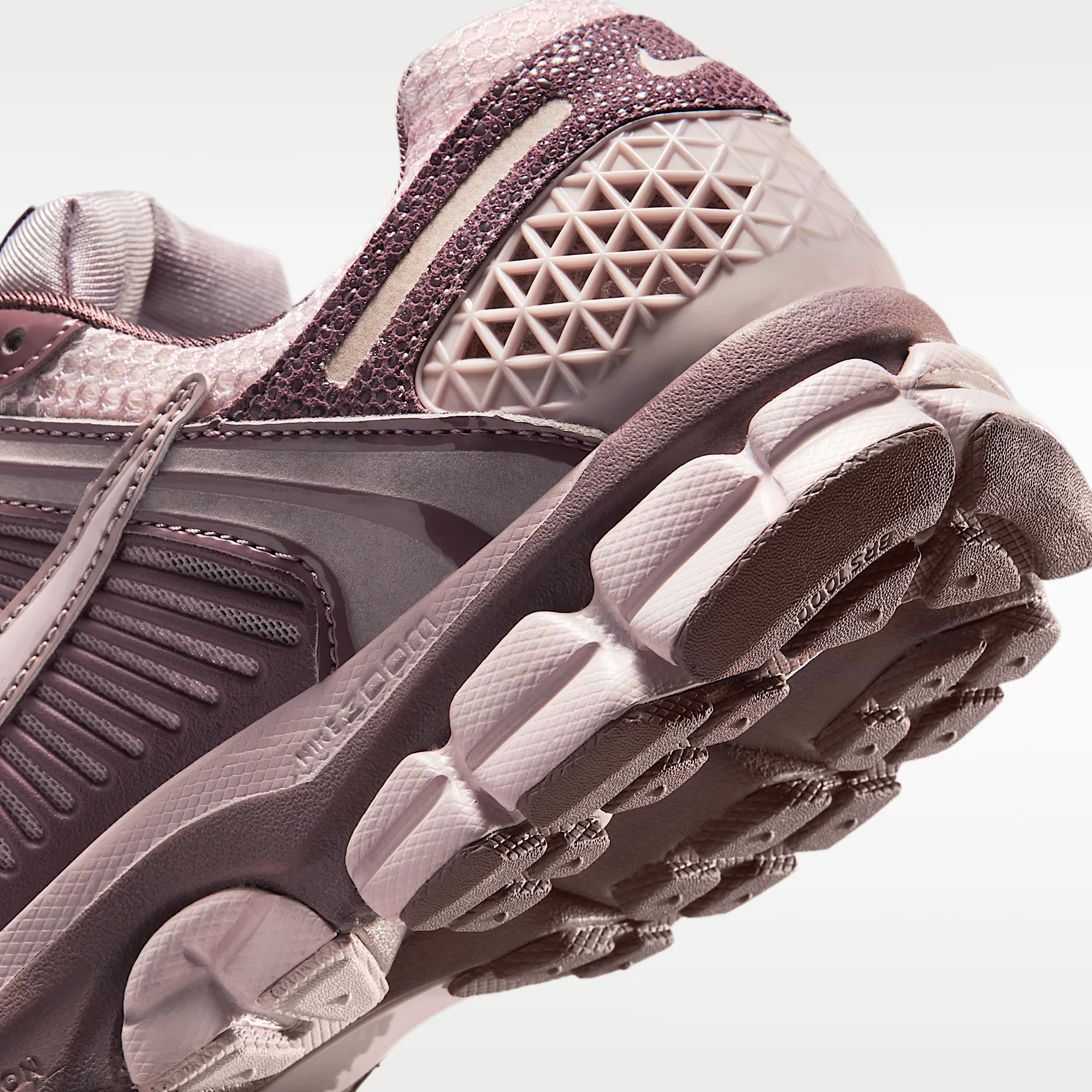 684B4F_Nike-Zoom-Vomero-5-WMNS_TATTOO-PARTICLE-ROSE_II6236-500_img7