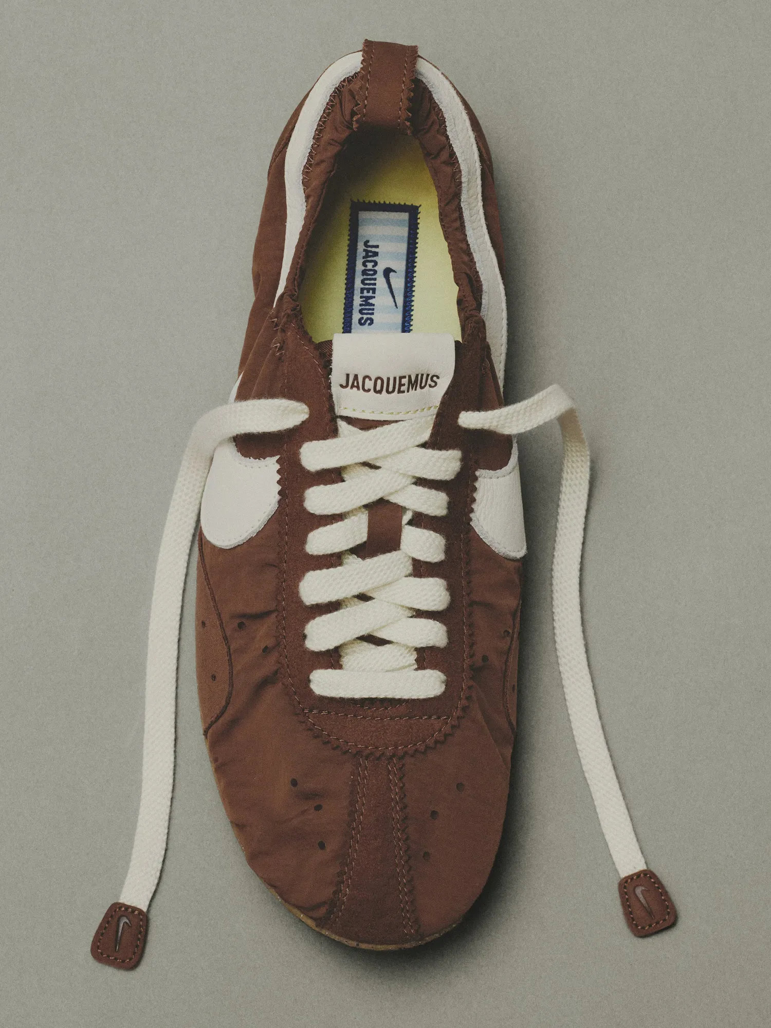 6B473C_Jacquemus-x-Nike-Moon-Shoe_MEDIUM-BROWN_A-definir_img1