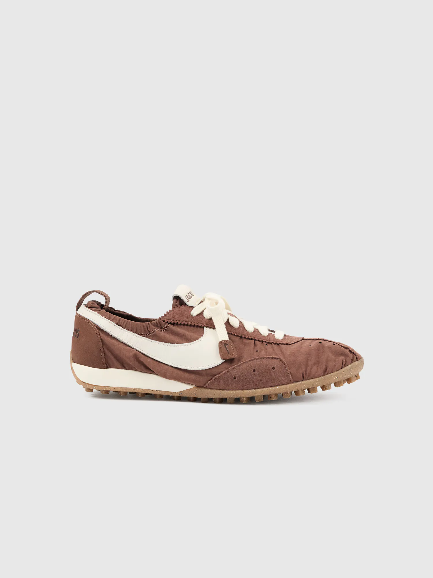6B473C_Jacquemus-x-Nike-Moon-Shoe_MEDIUM-BROWN_A-definir_img0