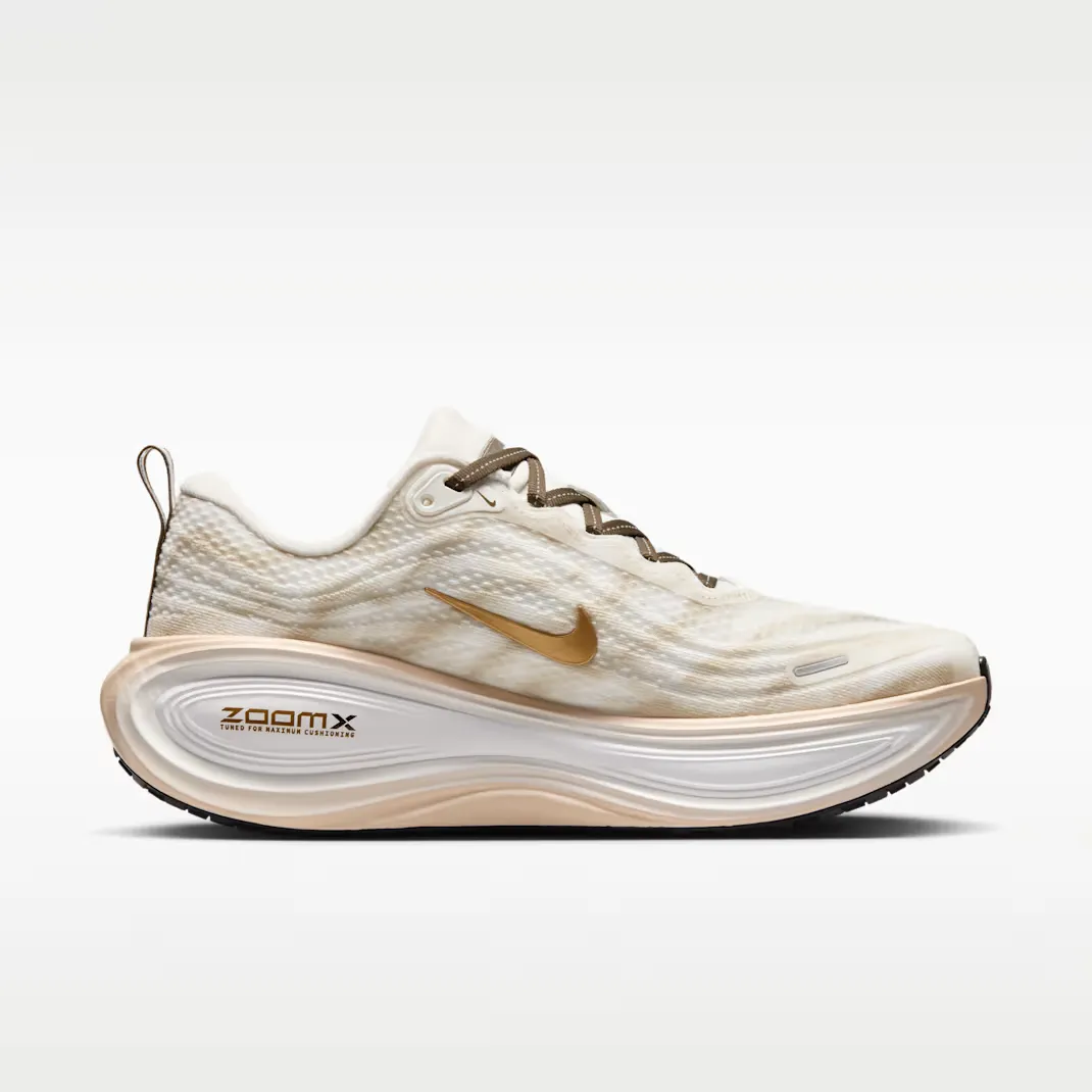 9C6F3D_Nike-Vomero-Plus-WMNS_Summit-White-Metallic-Gold_IQ0370-121_img2