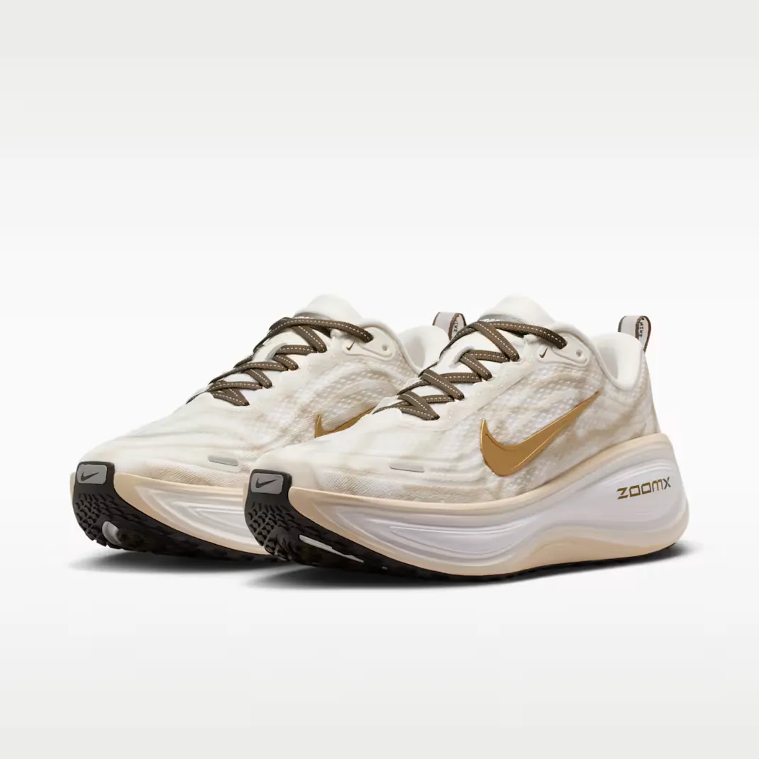 9C6F3D_Nike-Vomero-Plus-WMNS_Summit-White-Metallic-Gold_IQ0370-121_img4