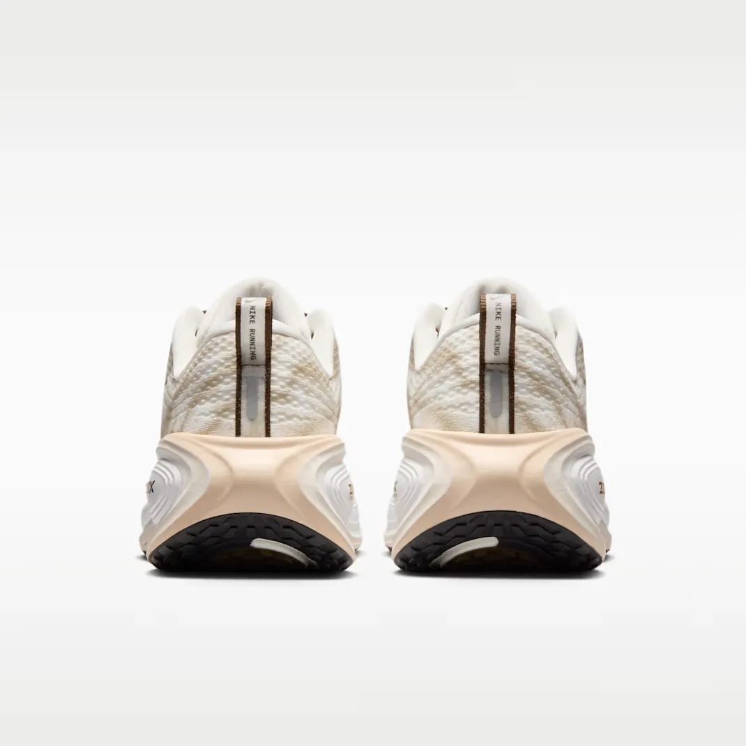 9C6F3D_Nike-Vomero-Plus-WMNS_Summit-White-Metallic-Gold_IQ0370-121_img5