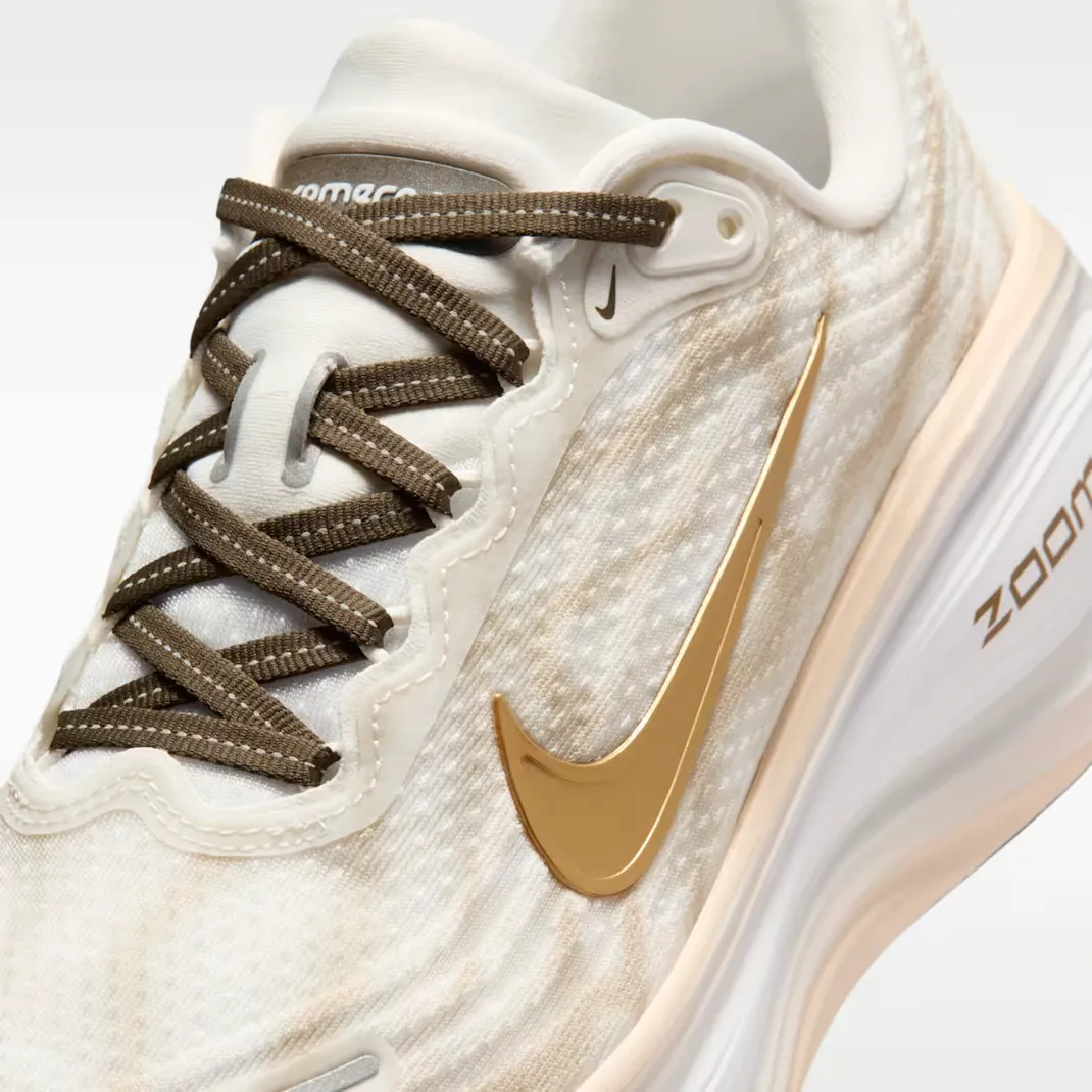 9C6F3D_Nike-Vomero-Plus-WMNS_Summit-White-Metallic-Gold_IQ0370-121_img6