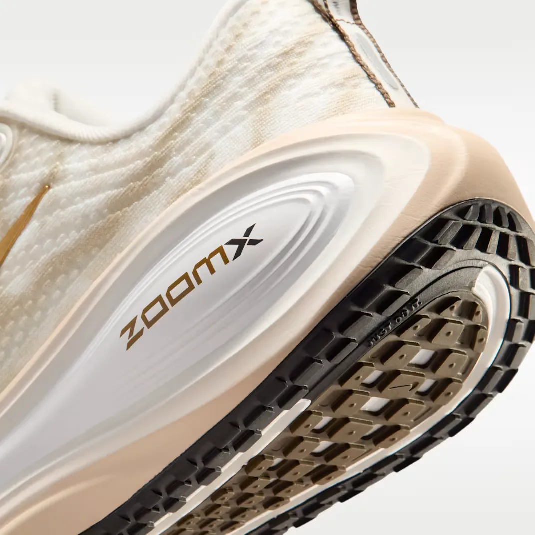 9C6F3D_Nike-Vomero-Plus-WMNS_Summit-White-Metallic-Gold_IQ0370-121_img7