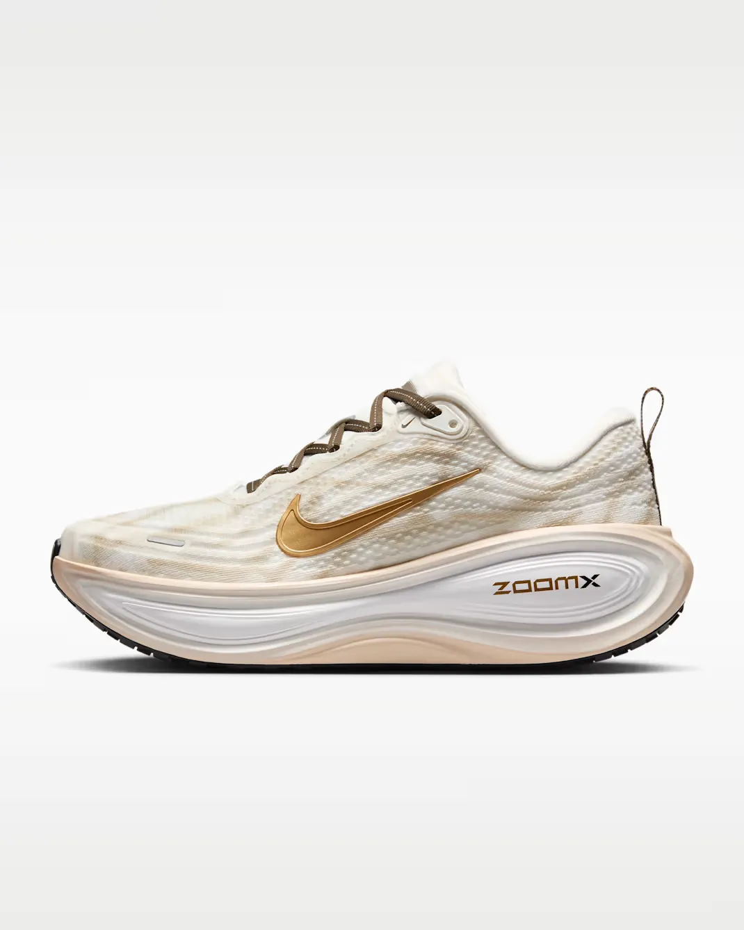 9C6F3D_Nike-Vomero-Plus-WMNS_Summit-White-Metallic-Gold_IQ0370-121_img8