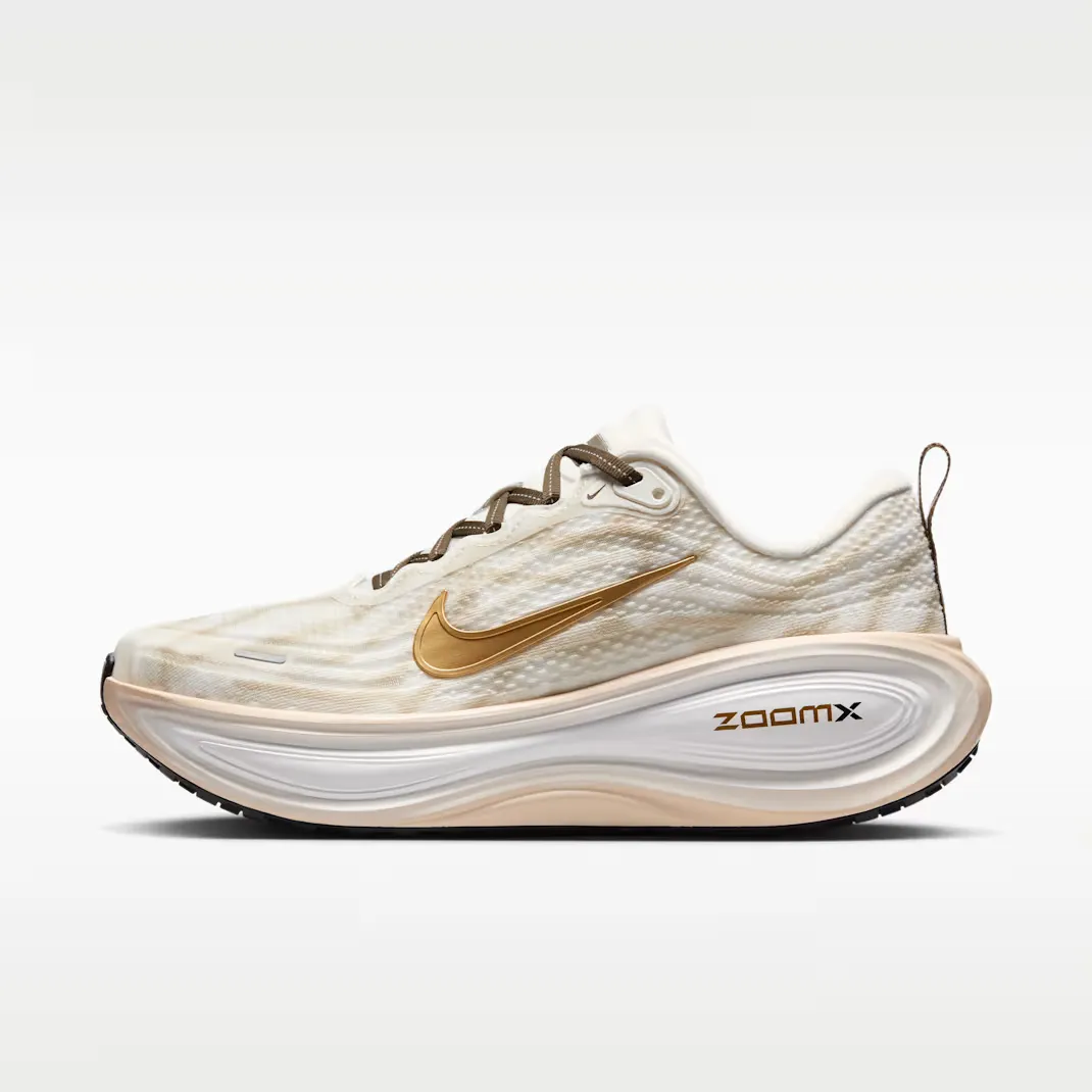9C6F3D_Nike-Vomero-Plus-WMNS_Summit-White-Metallic-Gold_IQ0370-121_img0