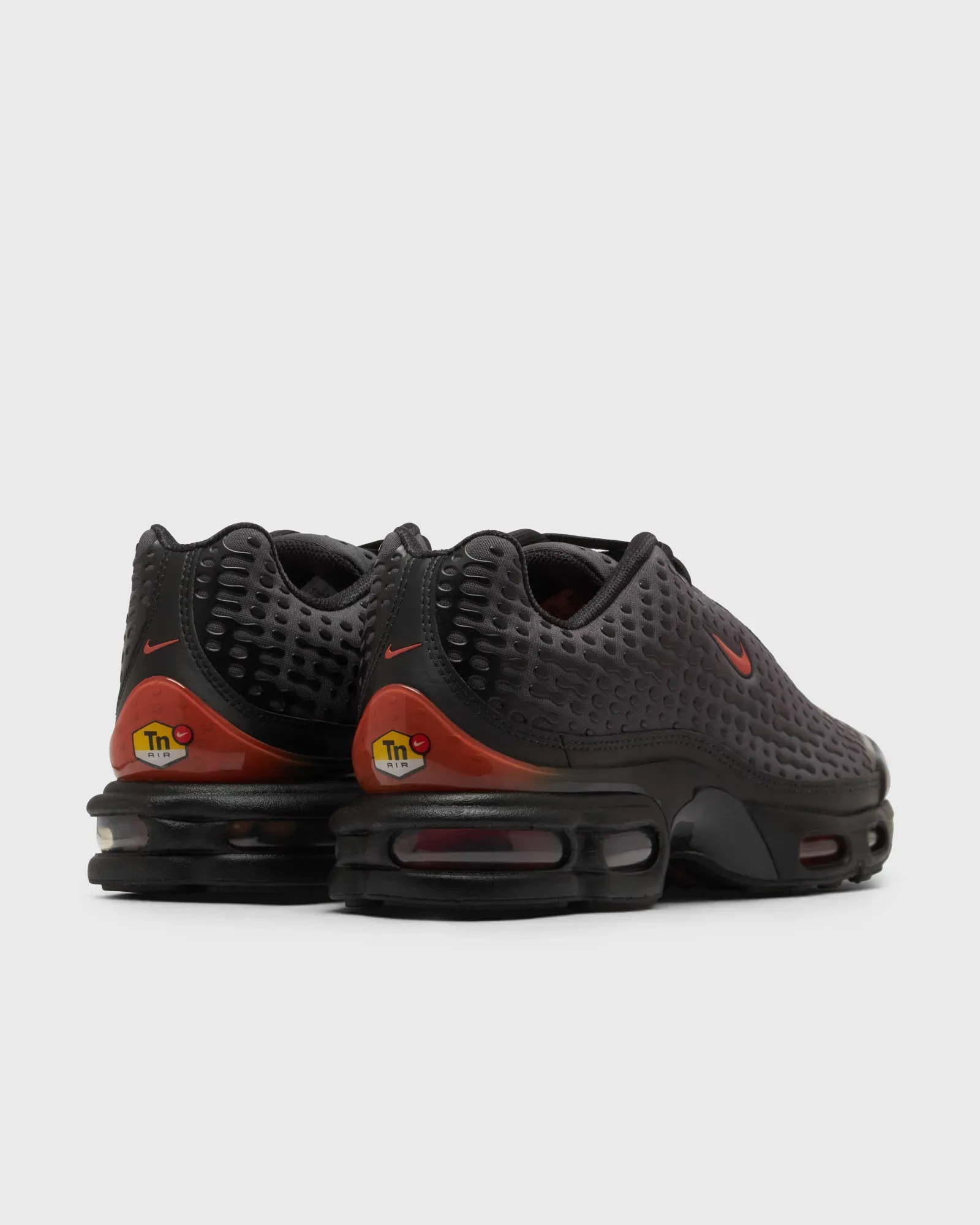 000000_Nike-Air-Max-Plus-VII_BLACK-DARK-COPPER_HQ2197-002_img3