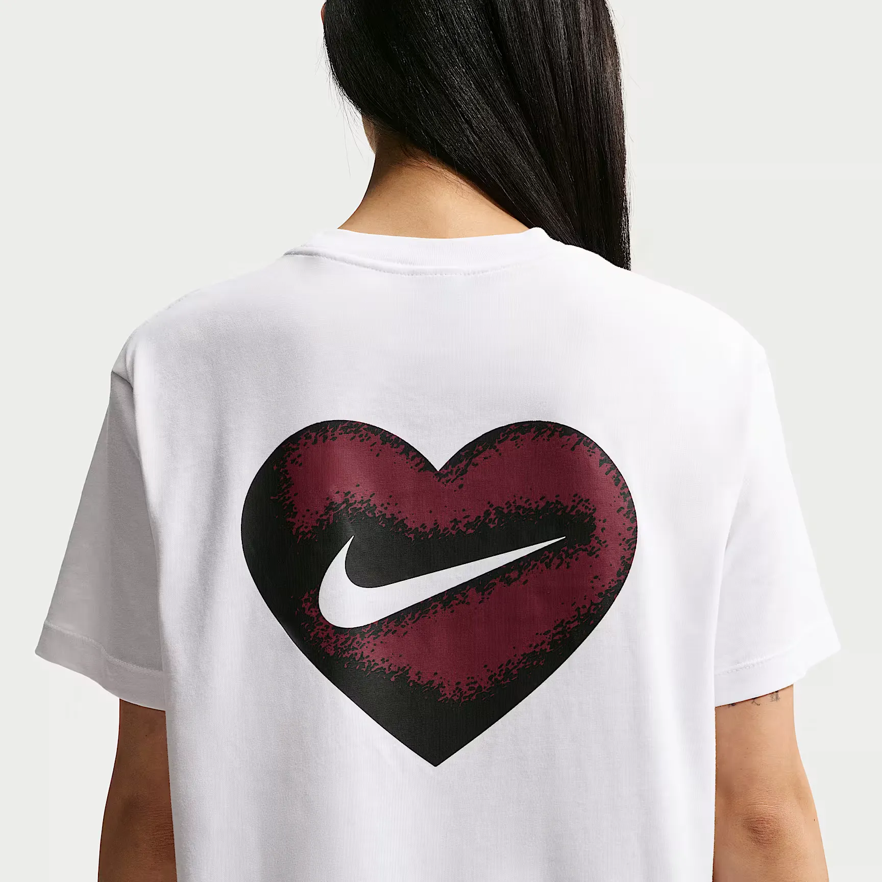 000000_Nike-Sportswear-WMNS-Valentine's-Day-Oversized-T-Shirt_WHITE_IU9083-100_img1