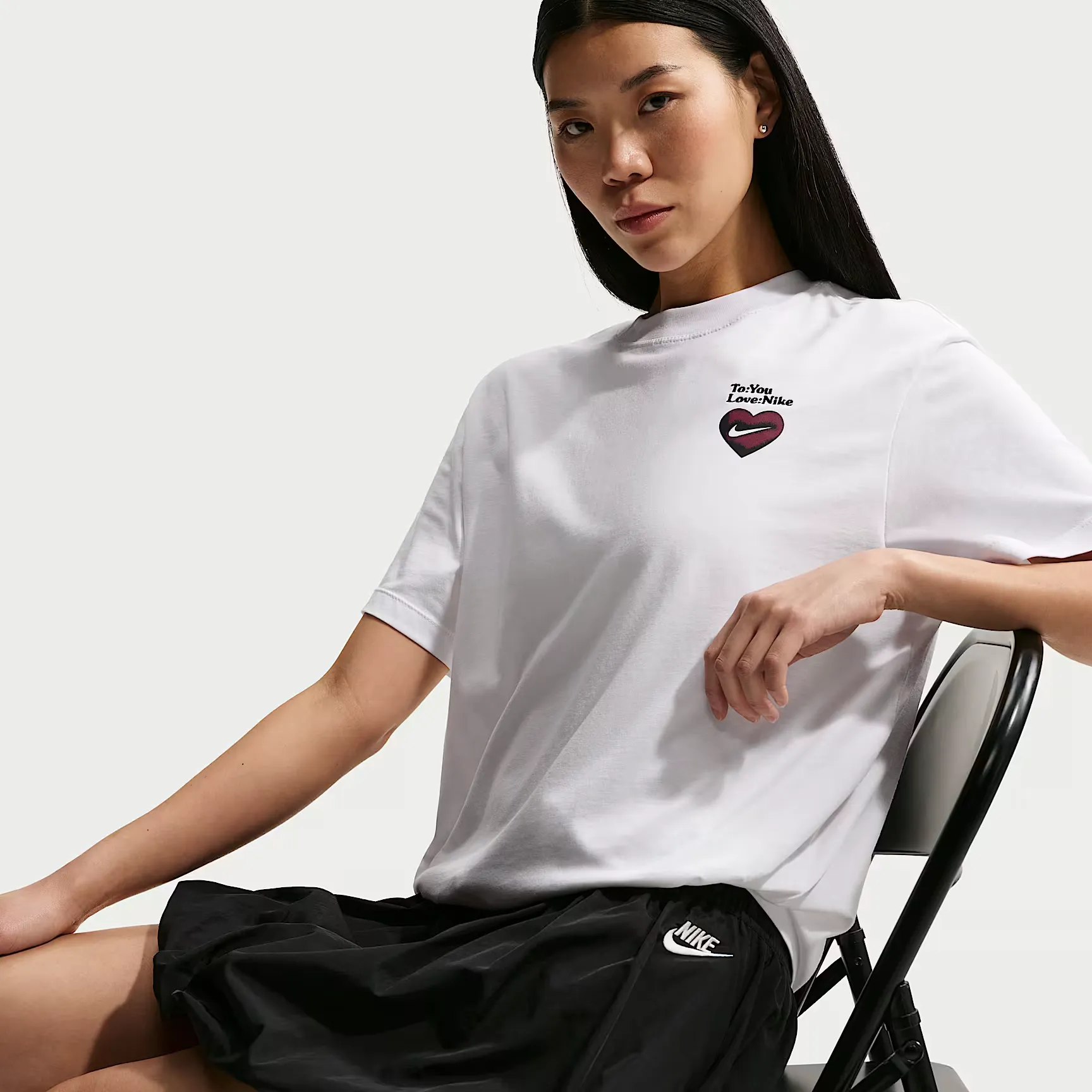 000000_Nike-Sportswear-WMNS-Valentine's-Day-Oversized-T-Shirt_WHITE_IU9083-100_img2