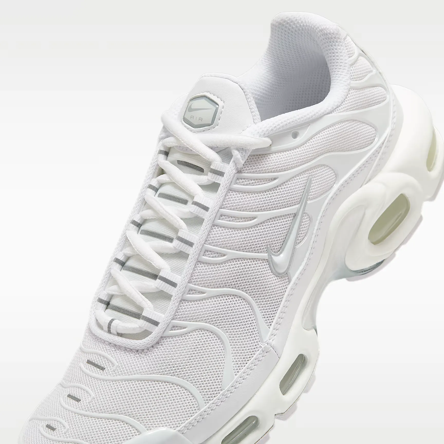 000000_Nike-Air-Max-Plus-WMNS_TRIPLE-WHITE_DM2362-100_img6