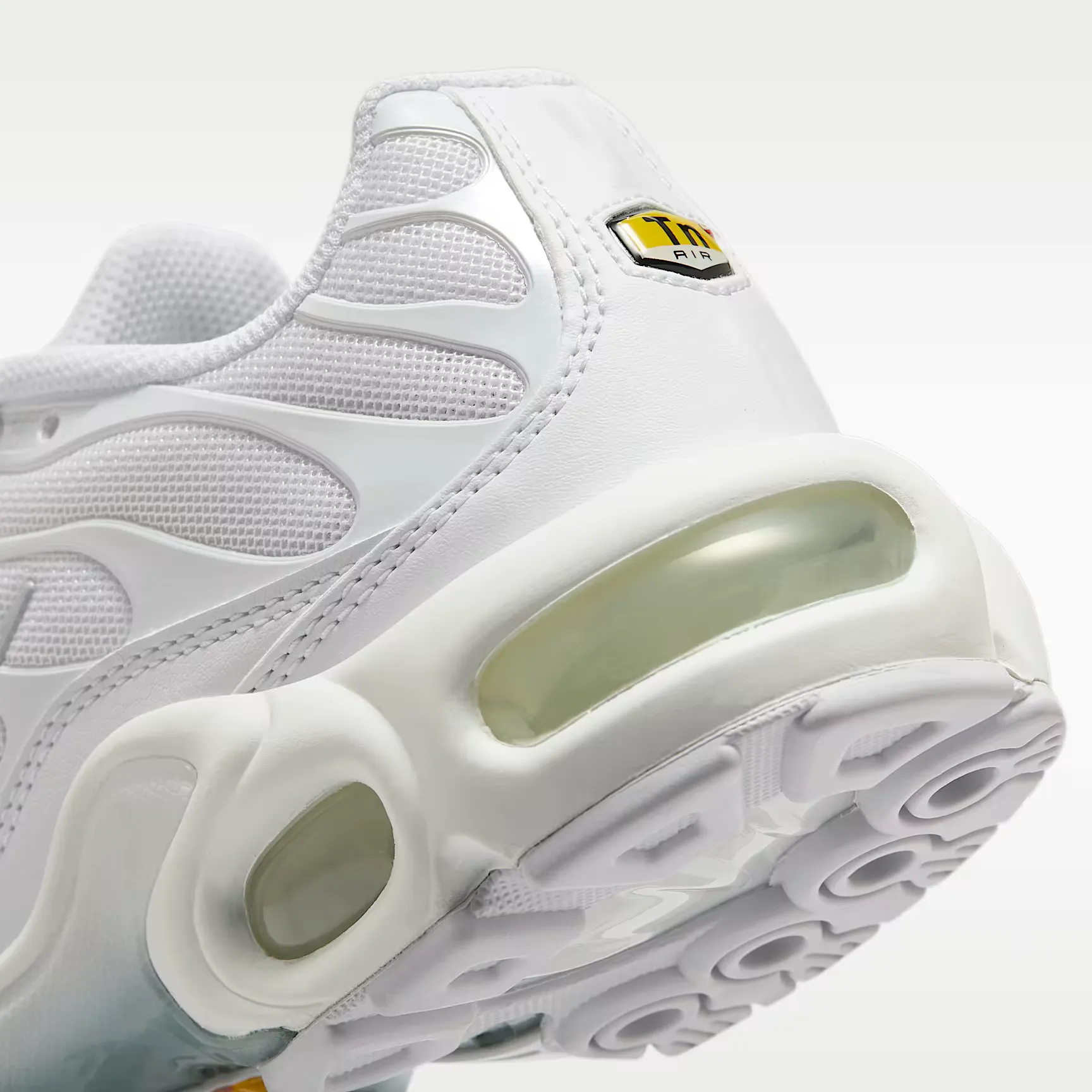 000000_Nike-Air-Max-Plus-WMNS_TRIPLE-WHITE_DM2362-100_img7