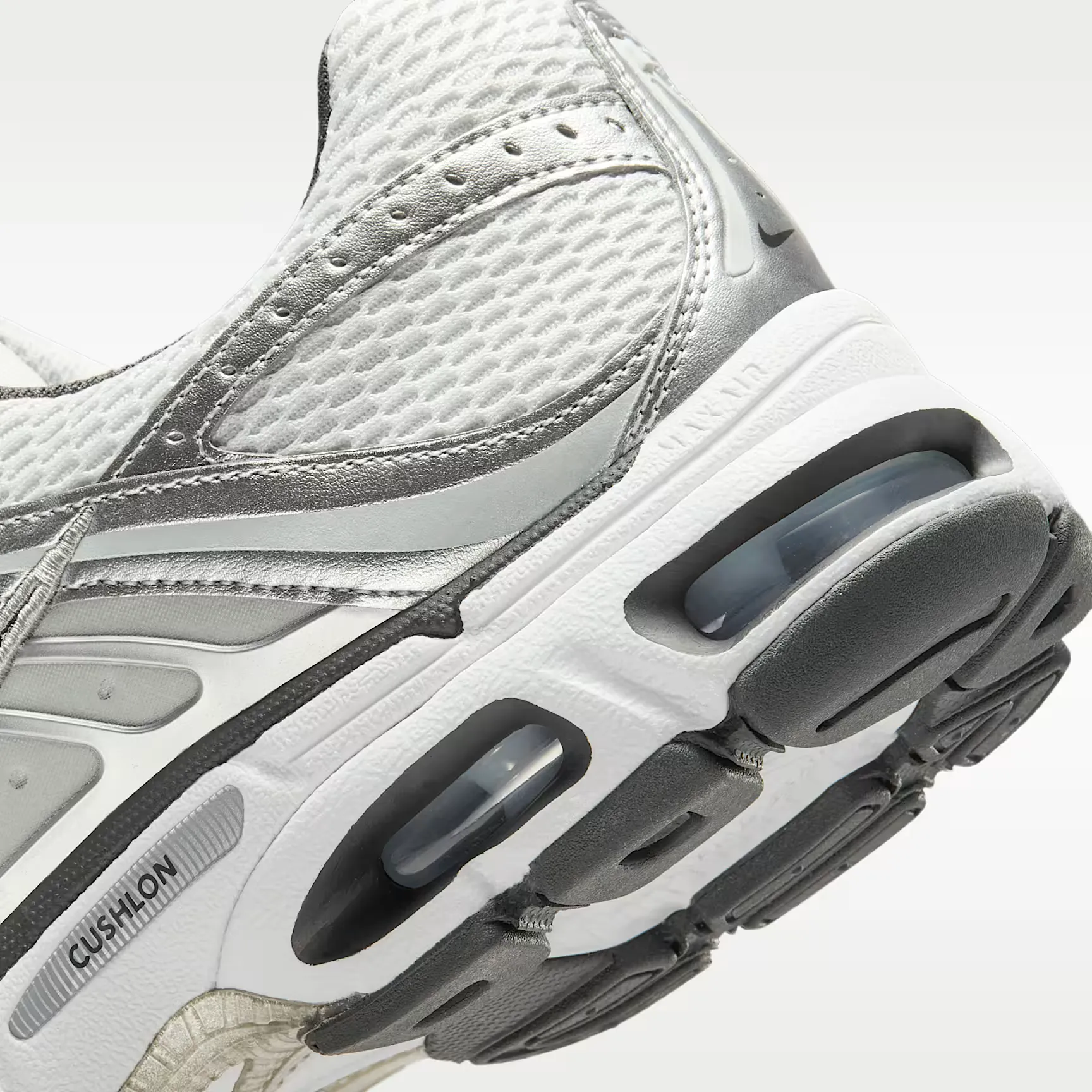 000000_Nike-Air-Max-Moto-2K_PHOTON-DUST-METALLIC-SILVER_IQ7592-025_img7