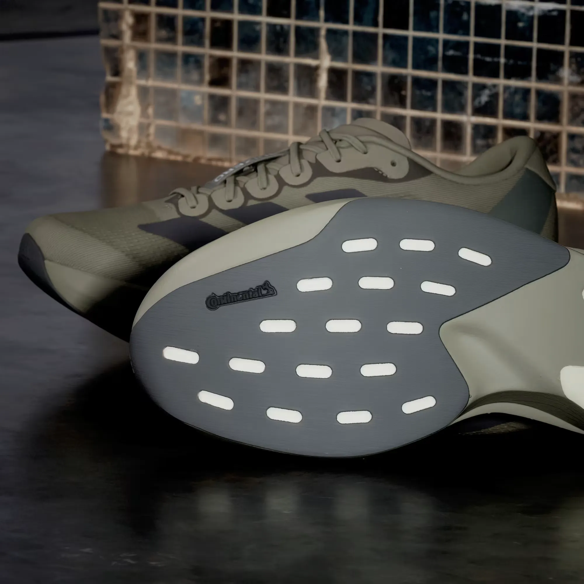 000000_adidas-Adizero-EVO-SL_SILVER-PEBBLE-CARBON-IRON-METALLIC_KI6919_img1