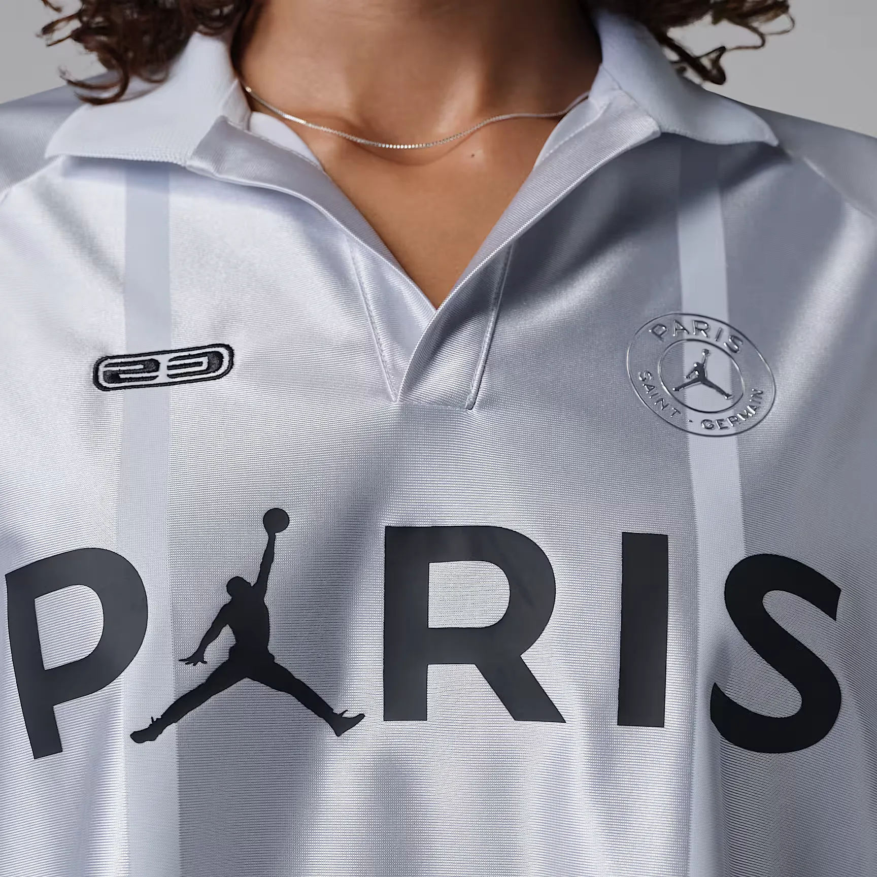 000000_Jordan-x-Paris-Saint-Germain-Maillot-WMNS_PURE-PLATINUM_IF3823-043_img3