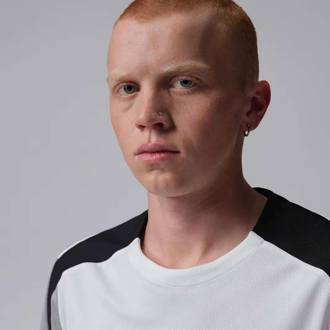 000000_Paris-Saint-Germain-Jordan-Strike-Training-T-Shirt-Night-Edition-2026_White-Atmosphere-Grey_IO4836-101_img2