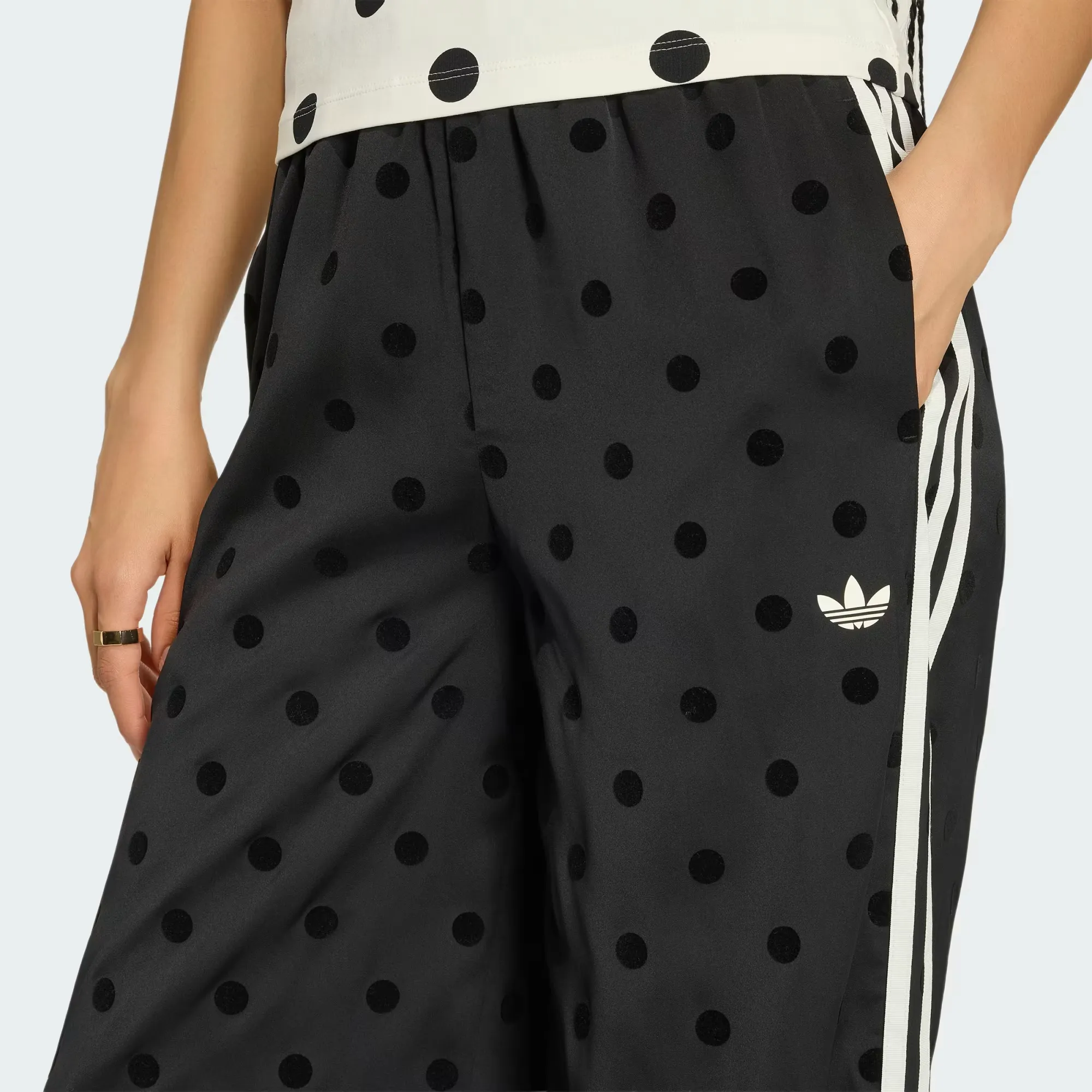 000000_adidas-Originals-Satin-Wide-Leg-Pants-WMNS_BLACK-POLKA-DOTS_KV1169_img4