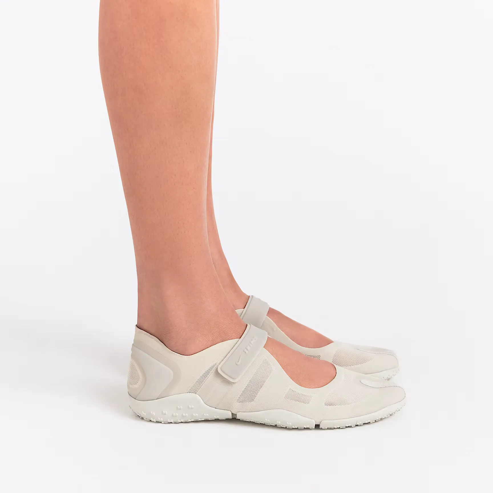 000000_NikeSKIMS-Rift-Mesh-WMNS_LIGHT-BONE-LIGHT-OREWOOD-BROWN_IO7694-002_img10