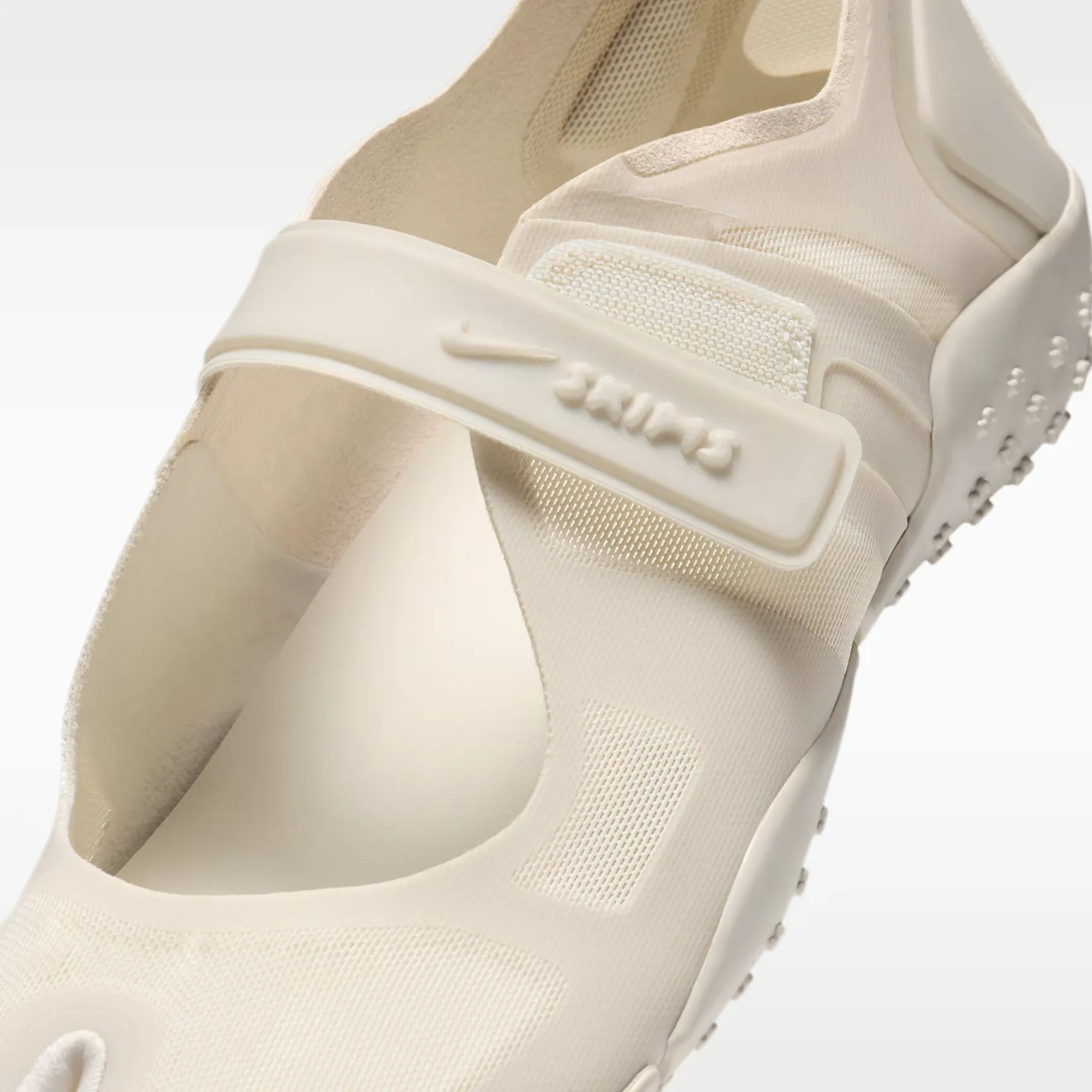 000000_NikeSKIMS-Rift-Mesh-WMNS_LIGHT-BONE-LIGHT-OREWOOD-BROWN_IO7694-002_img6