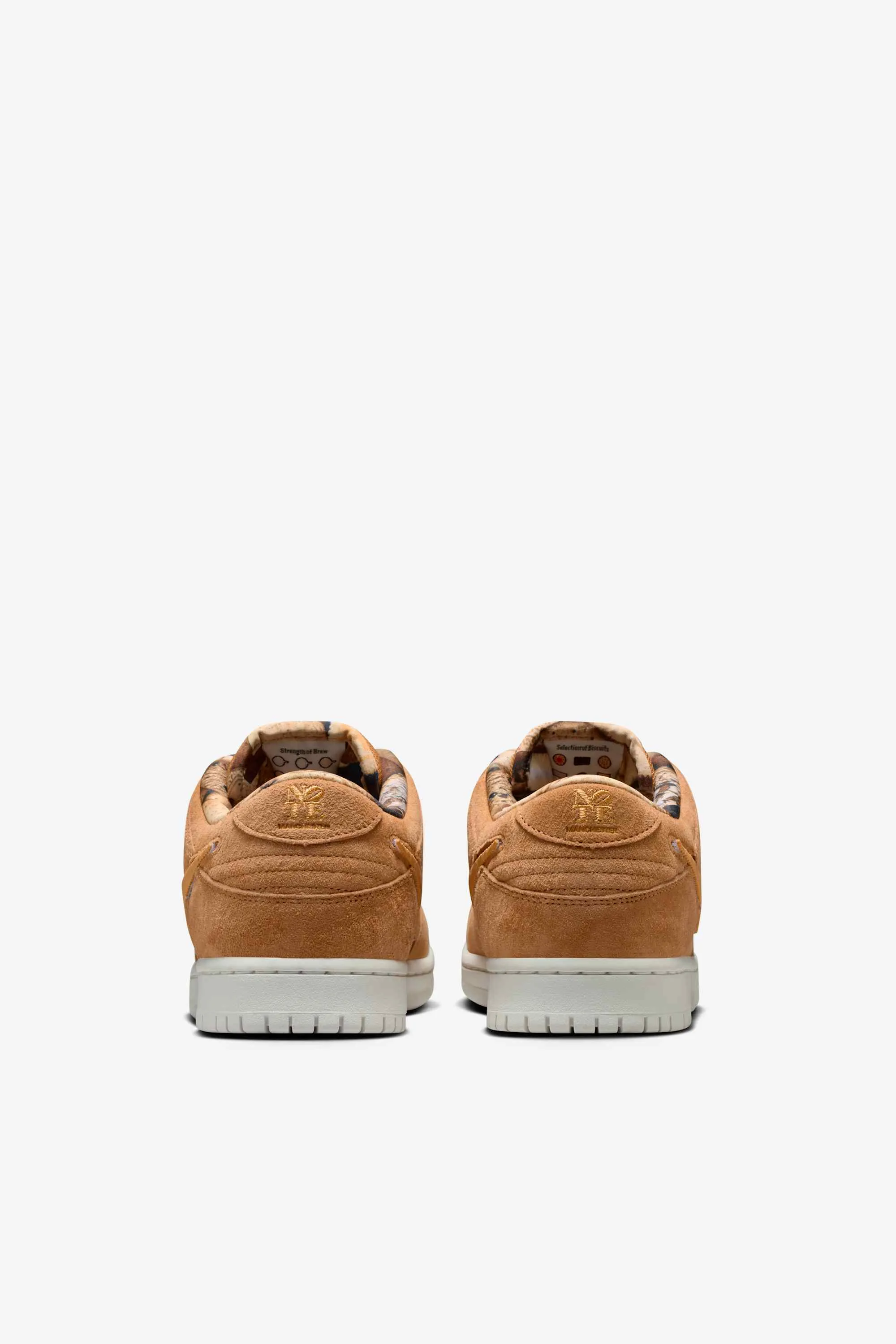 000000_NOTE-Manchester-x-Nike-SB-Dunk-Low_FLAX-AND-SUMMIT-WHITE_IO9508-200_img4
