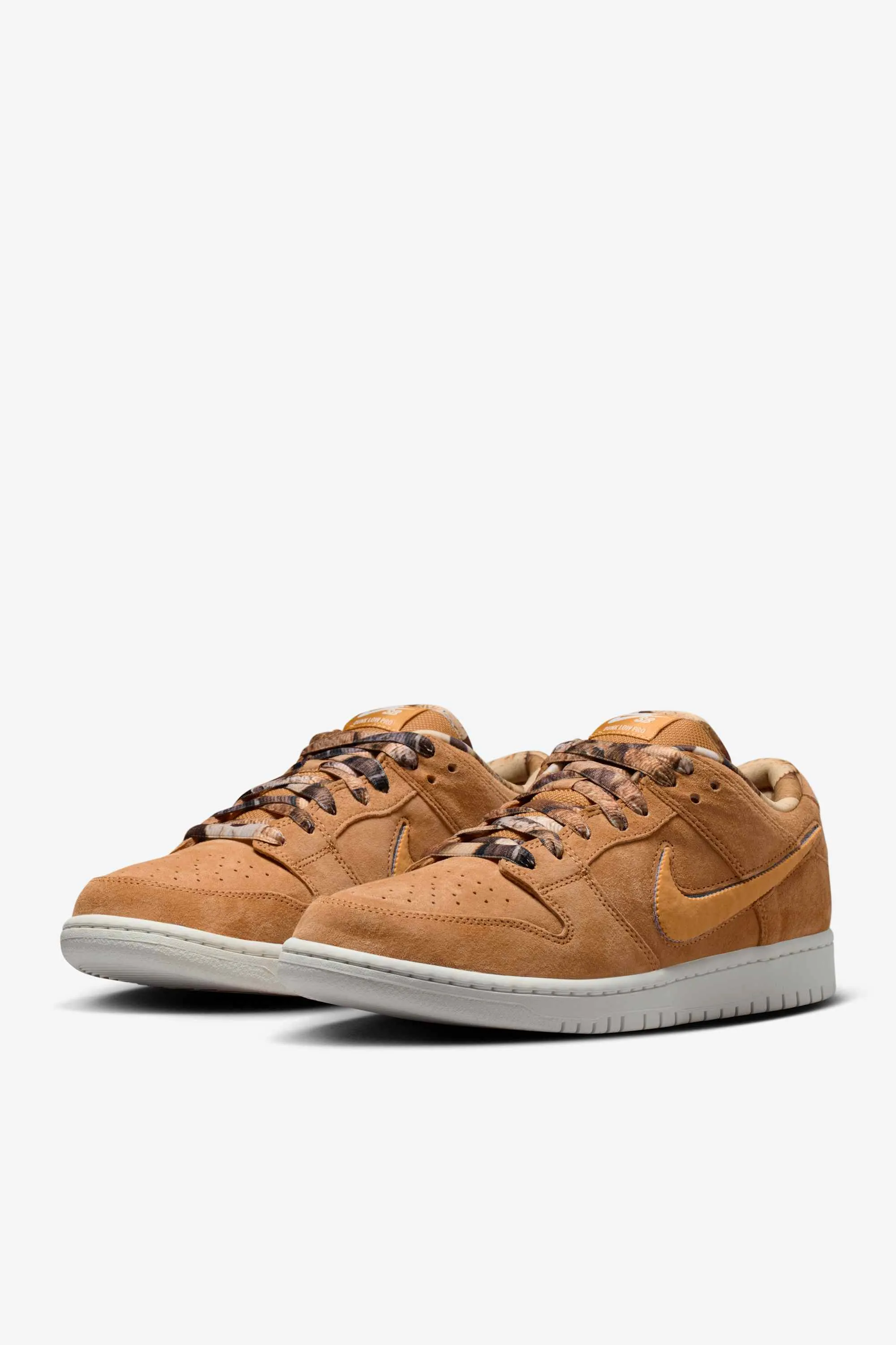 000000_NOTE-Manchester-x-Nike-SB-Dunk-Low_FLAX-AND-SUMMIT-WHITE_IO9508-200_img5