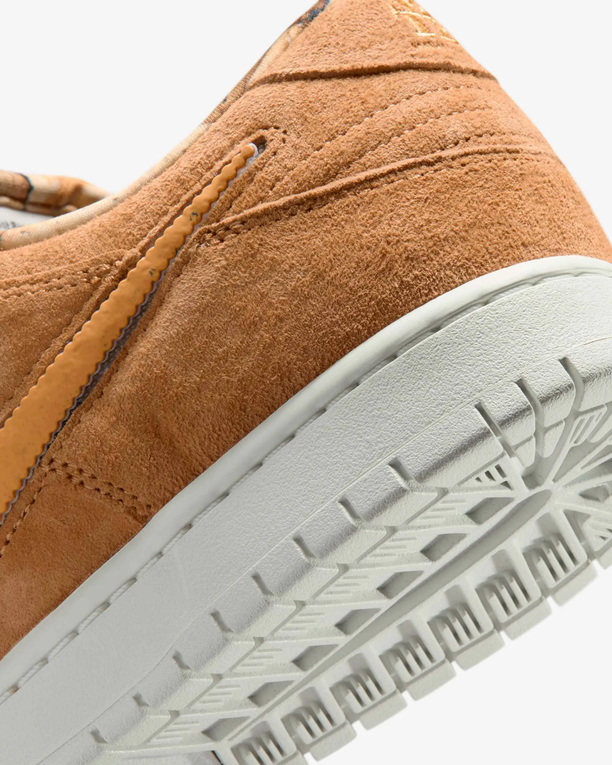 000000_NOTE-Manchester-x-Nike-SB-Dunk-Low_FLAX-AND-SUMMIT-WHITE_IO9508-200_img7