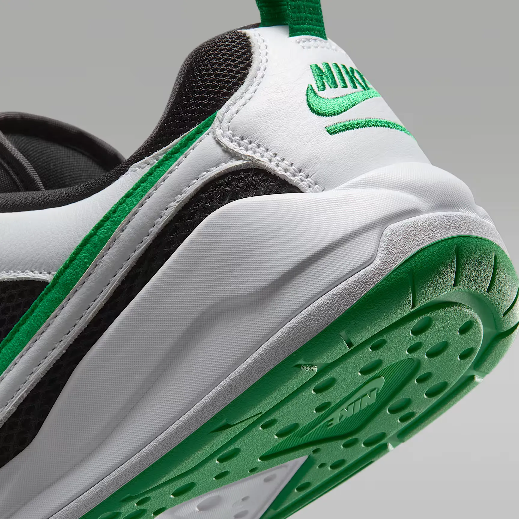 000000_Jordan-CMFT-Era_Black-Lucky-Green_HJ6777-012_img7