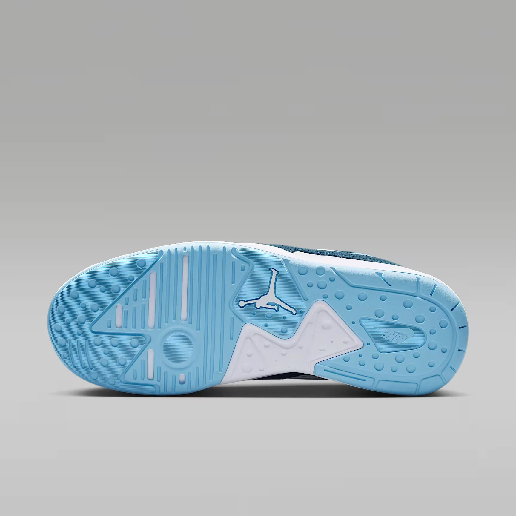 000000_Jordan-CMFT-Era_White-Squadron-Blue-Psychic-Blue_HJ6777-103_img1