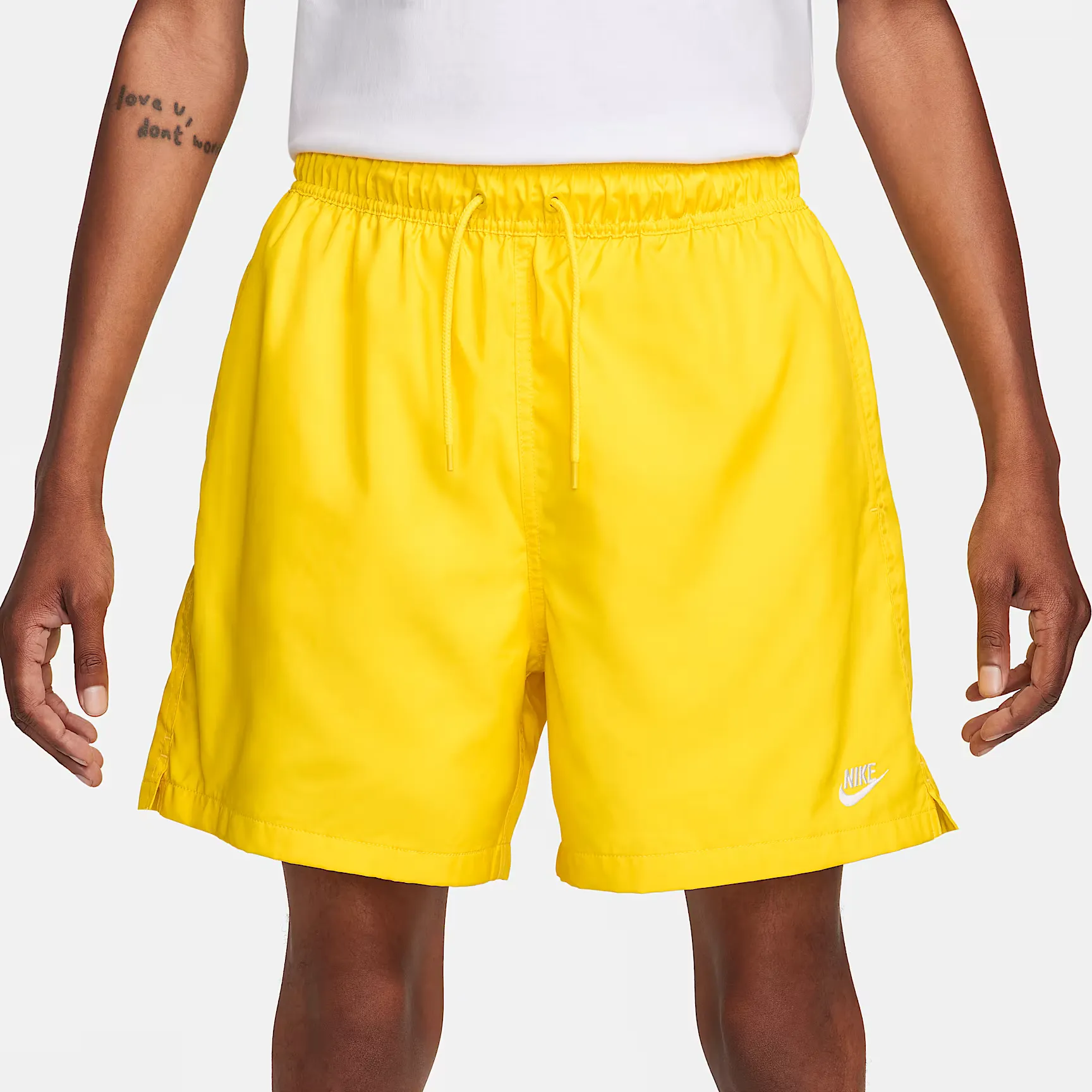 000000_Nike-Sportswear-Club-Flow-Woven-Short_Lightning-White_FN3307-718_img1