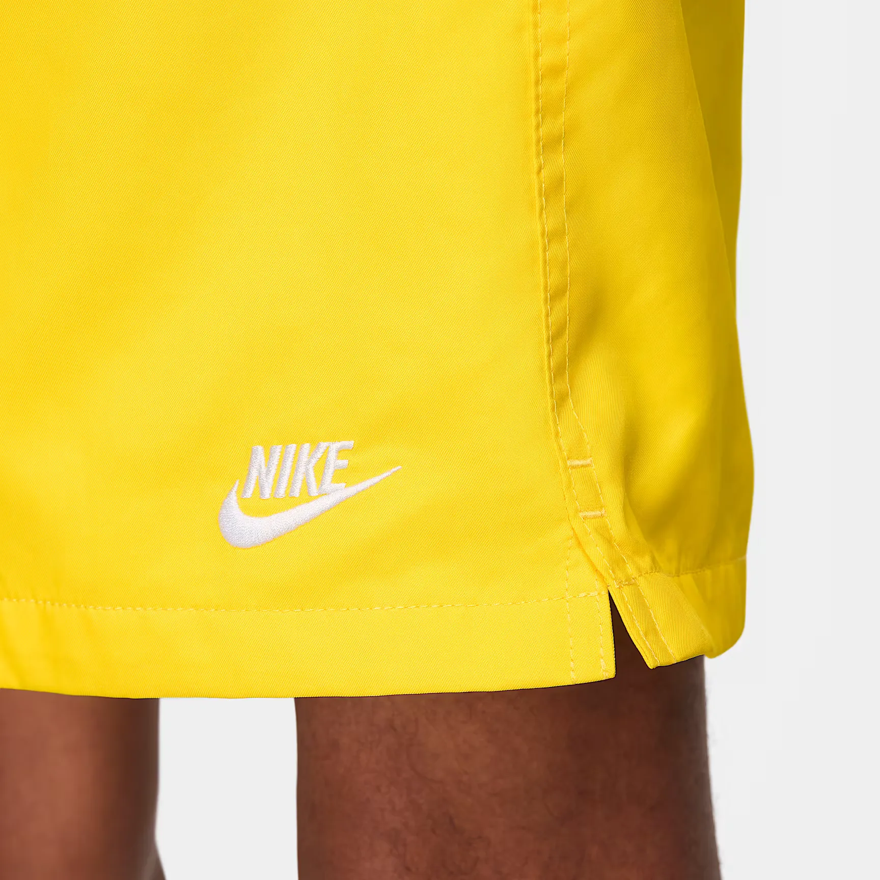 000000_Nike-Sportswear-Club-Flow-Woven-Short_Lightning-White_FN3307-718_img4